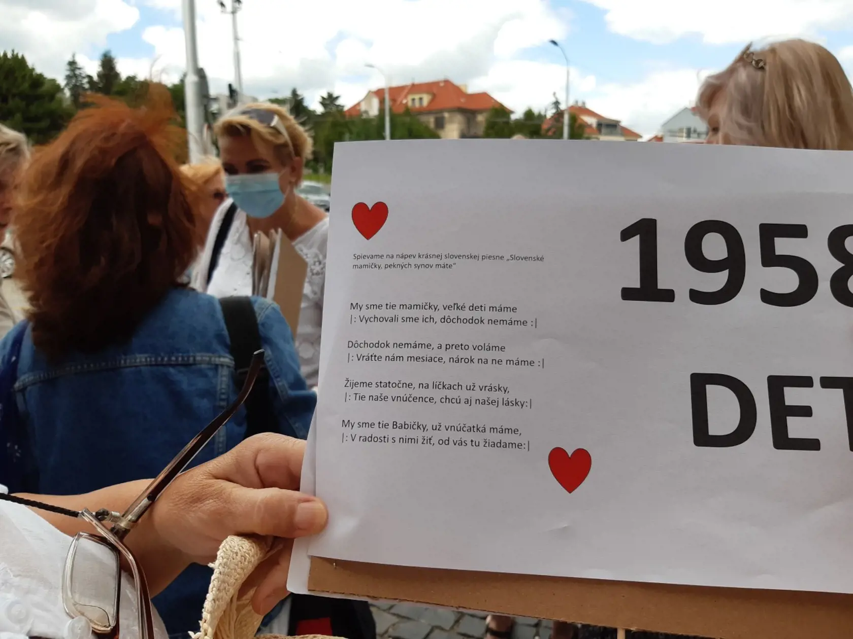 Toto ženy pred parlamentom spievali.