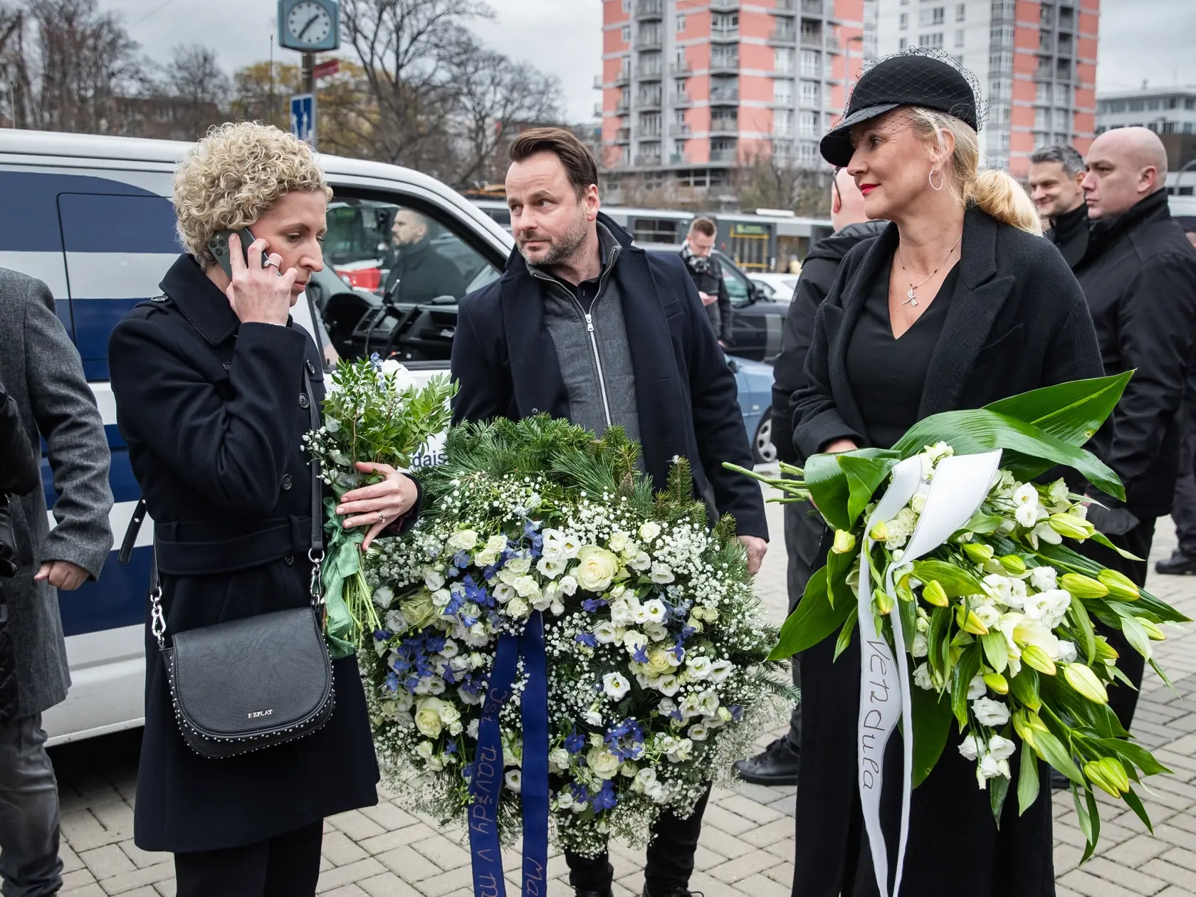 Pohreb speváka Miroslava Žbirku v pražskom krematóriu Strašnice. Na snímke speváčka Martha a Vendula Pizingerová.