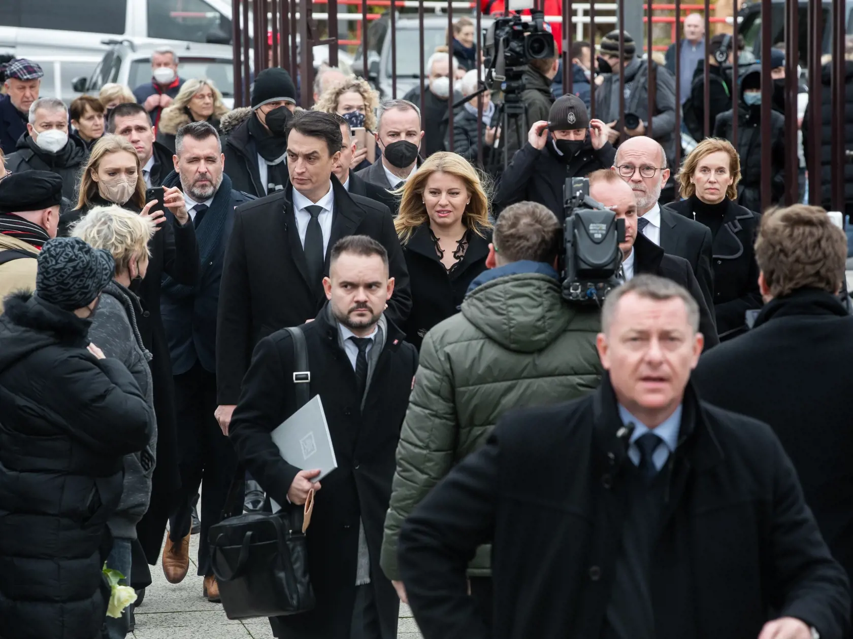 Pohreb speváka Miroslava Žbirku v pražskom krematóriu Strašnice. Na snímke Zuzana Čaputová a Juraj Rizman.