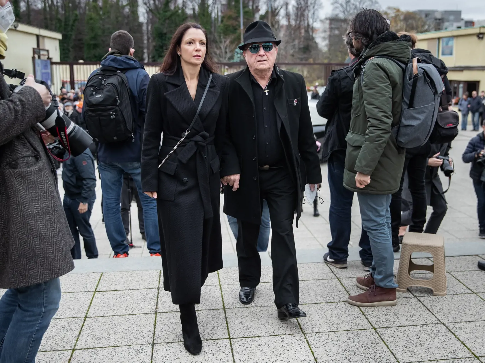 Pohreb speváka Miroslava Žbirku v pražskom krematóriu Strašnice. Na snímke Petr Janda s manželkou Alicou.