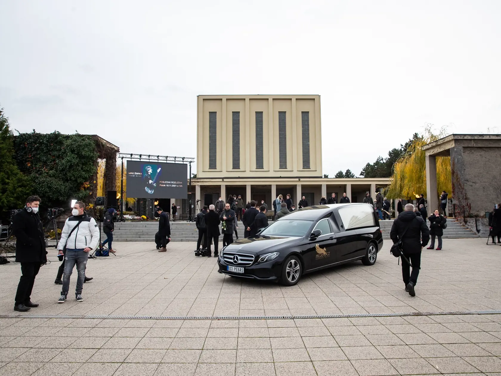 Pohreb speváka Miroslava Žbirku v pražskom krematóriu Strašnice.