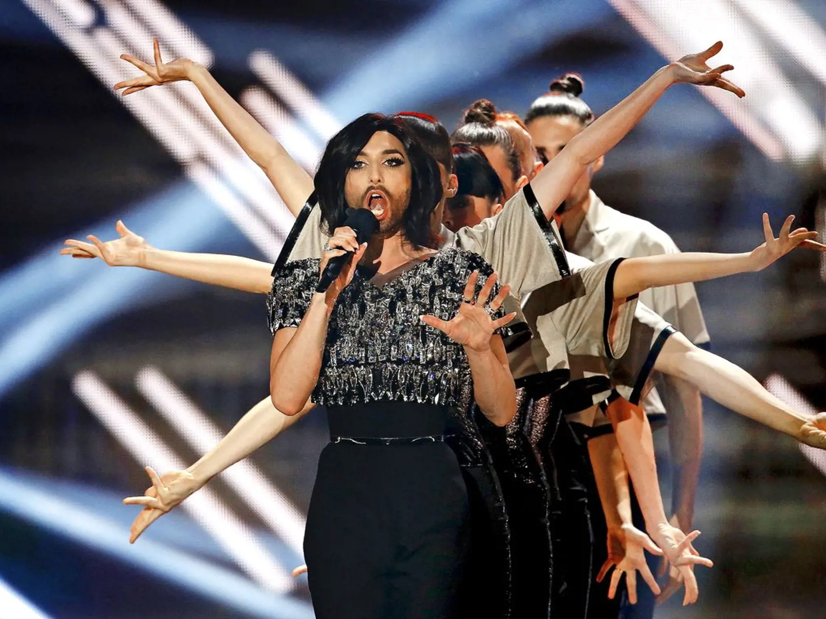 Ani žena, ani muž Conchita Wurst sa ukázala s novým účesom.