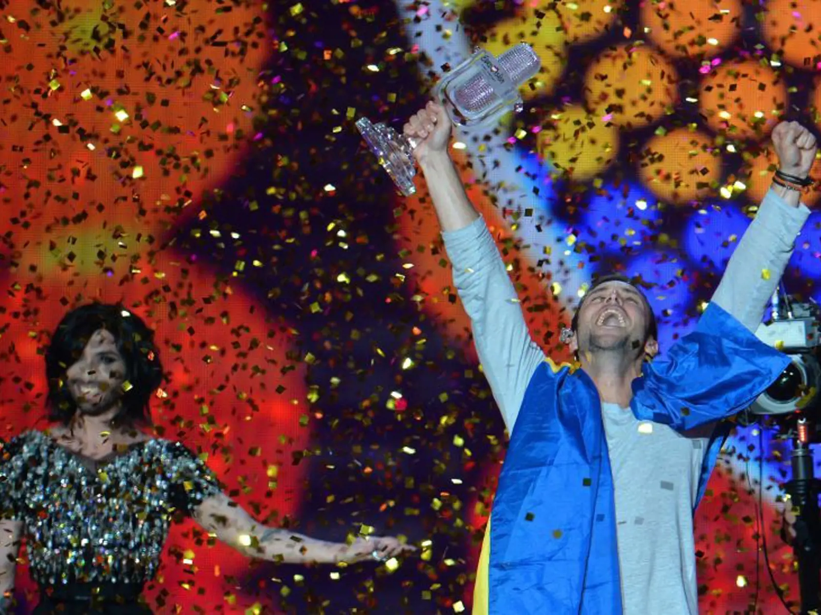 Cenu víťazovi  Mansovi Zelmerlöwi odovzdal minuloročný víťaz súťaže, travesti spevák s umeleckým menom Conchita Wurst.