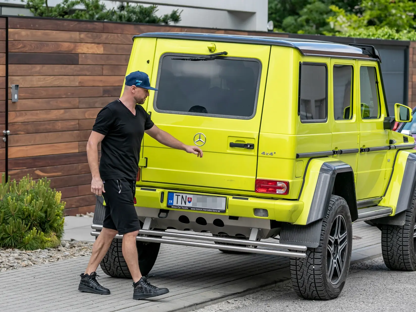 Na snímke Marián Gáborík pred jeho luxusnou vilou v Trenčíne.