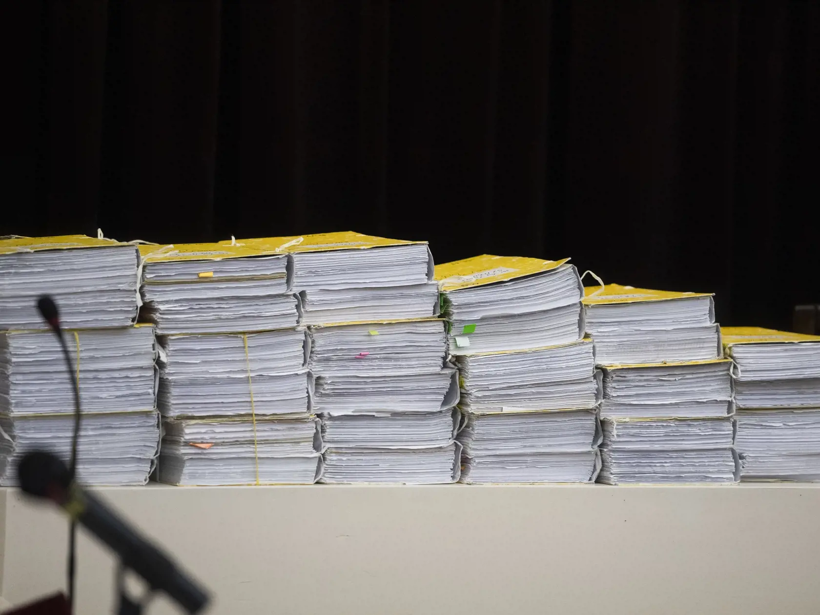 Na snímke spisy počas verejného zasadnutia na Najvyššom súde SR v kauze vraždy Jána Kuciaka a jeho snúbenice Martiny Kušnírovej v Bratislave 15. júna 2021. FOTO TASR - Jaroslav Novák