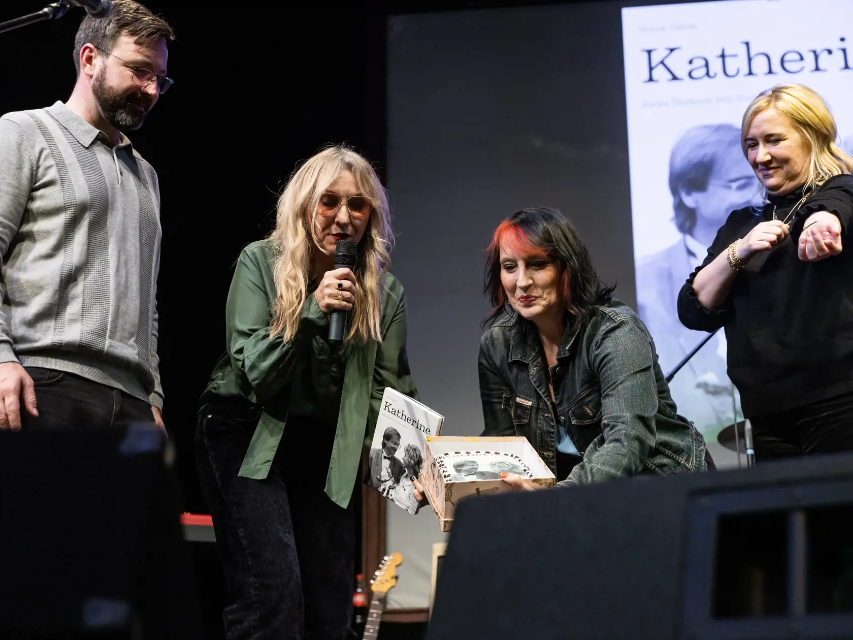 Na snímke Denisa Žbirková a Katarína Žbirková počas krstu jej knihy Katherine.