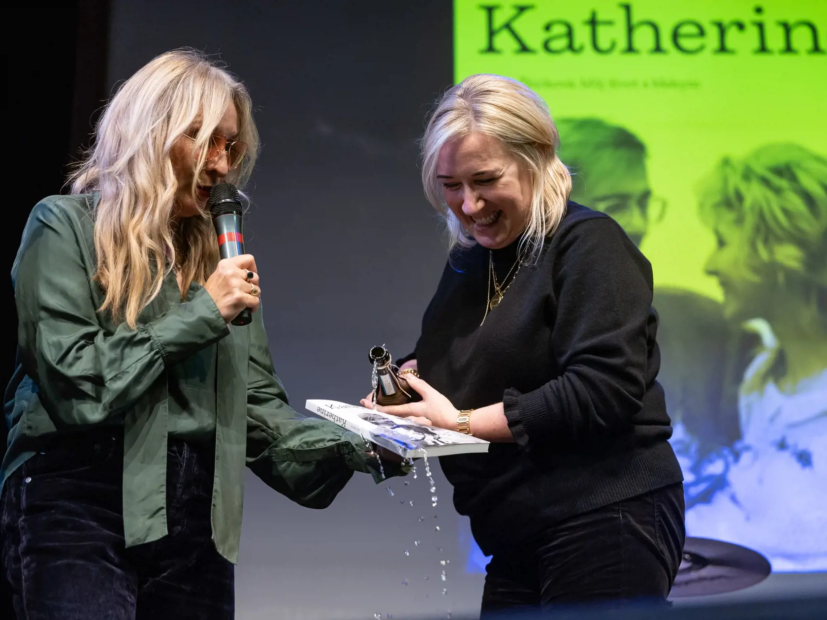 Na snímke Denisa Žbirková a Katarína Žbirková počas krstu jej knihy Katherine.