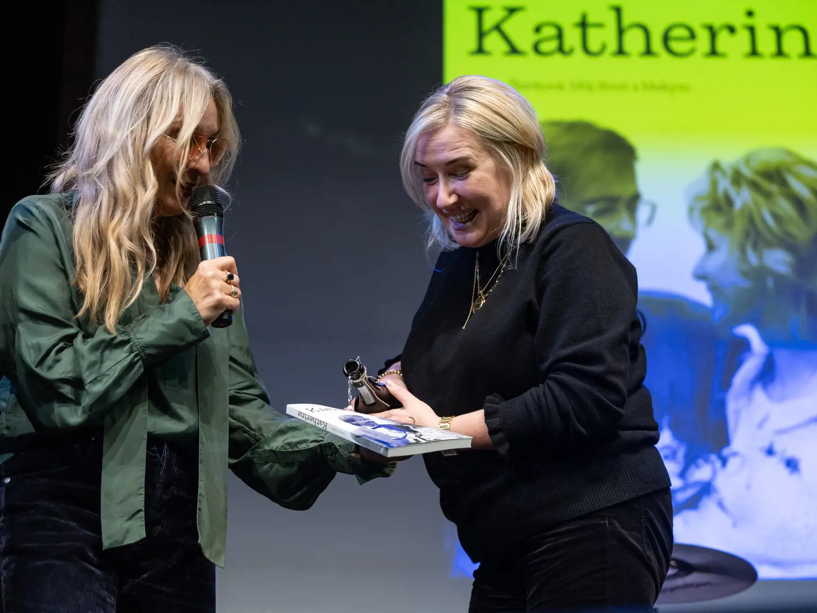 Na snímke Denisa Žbirková a Katarína Žbirková počas krstu jej knihy Katherine.