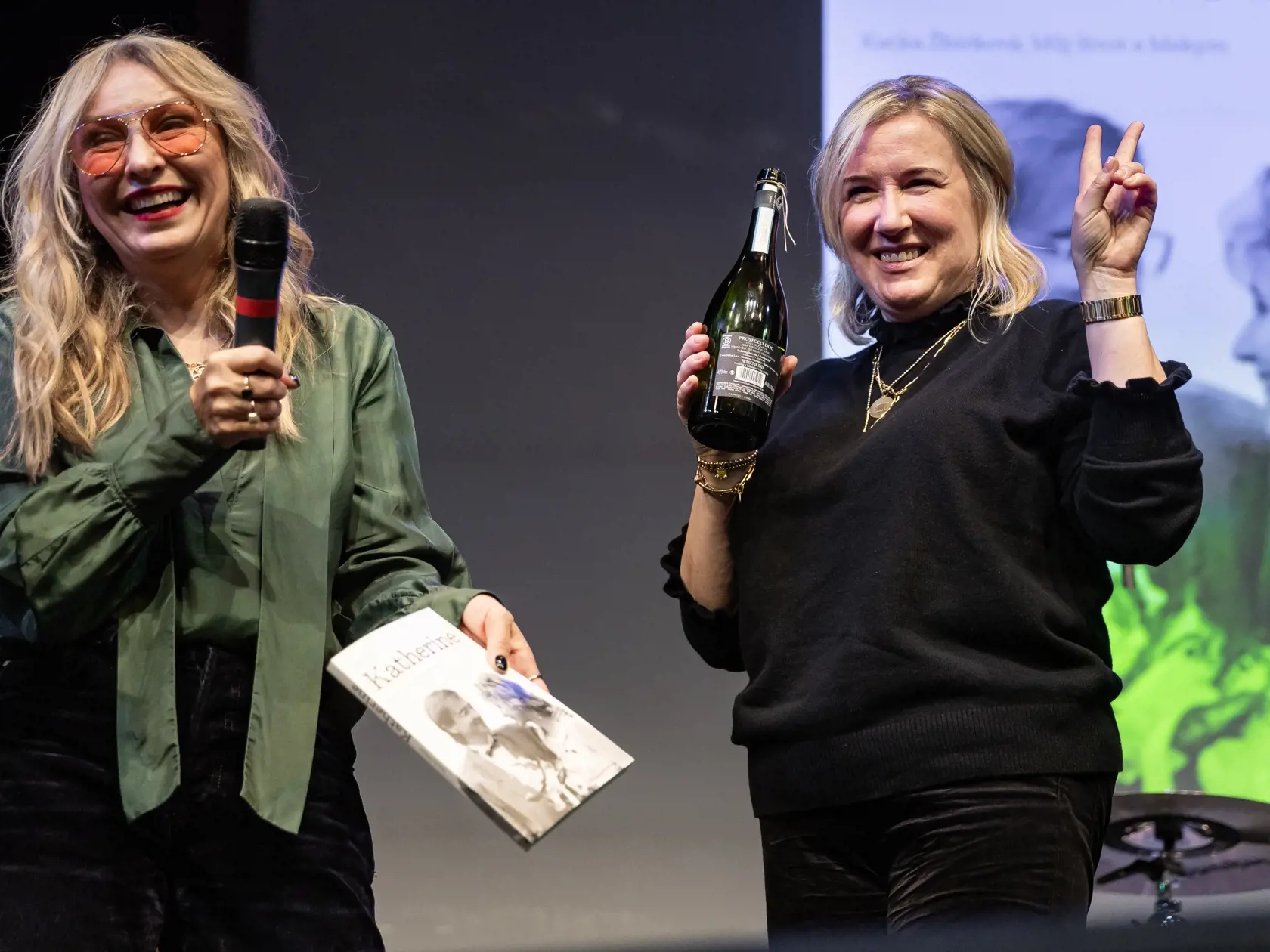 Na snímke Denisa Žbirková a Katarína Žbirková počas krstu jej knihy Katherine.