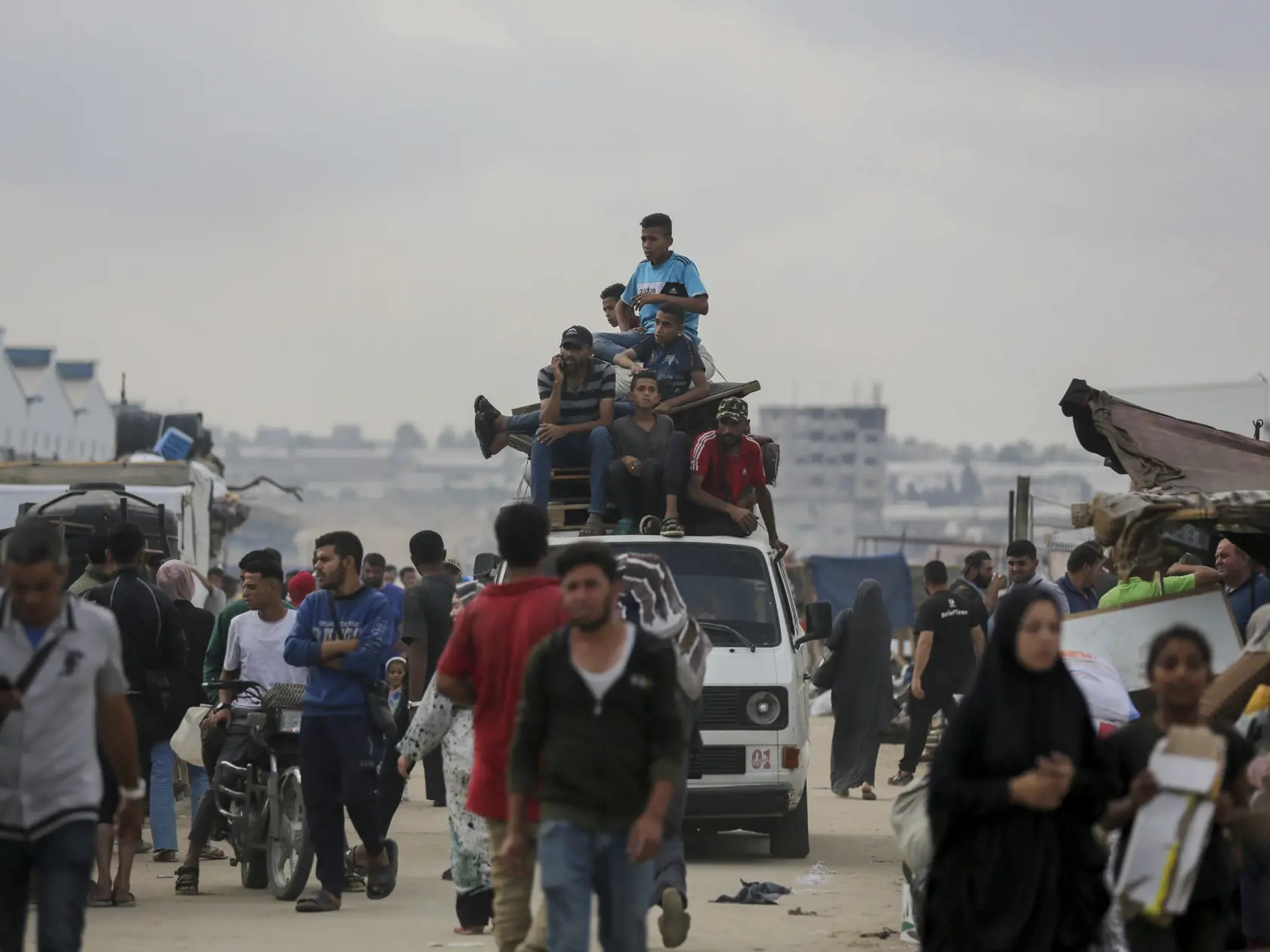 Palestínčania utekajú z Rafahu, na juhu pásma Gazy 28. mája 2024 po izraelskej pozemnej a leteckej ofenzíve. Izrael v noci na utorok opätovne útočil na oblasť okolo mesta Rafah na juhu Pásma Gazy a izraelské tanky prenikli do centra tohto mesta.