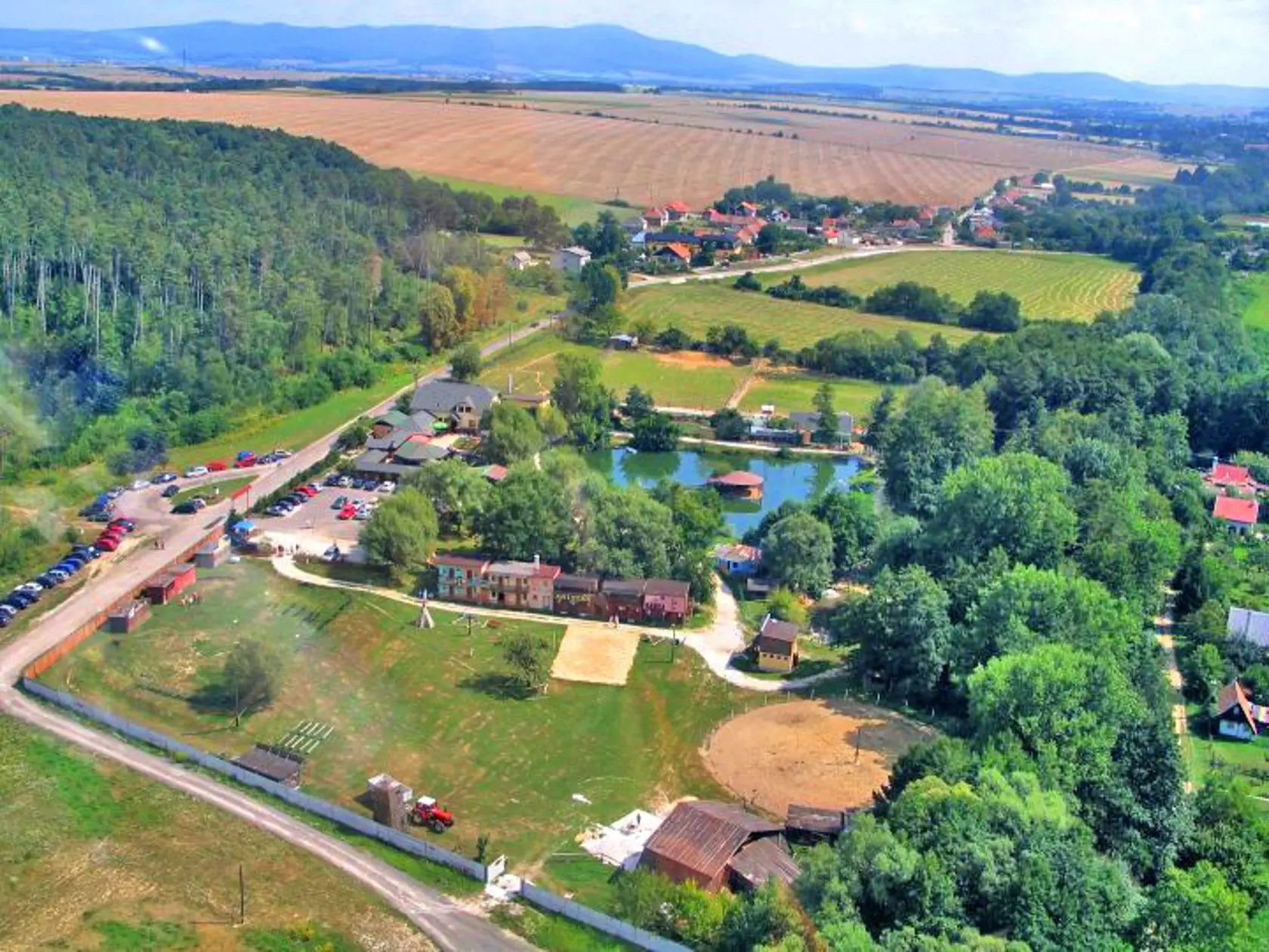 Ranč Pod Babicou, Topoľčany - Ranč pod Babicou nájdete v obci Bojná na južnom úpätí Považského Inovca. Areál ranču ponúka aktívne využitie voľného času pre všetkých milovníkov prírody.