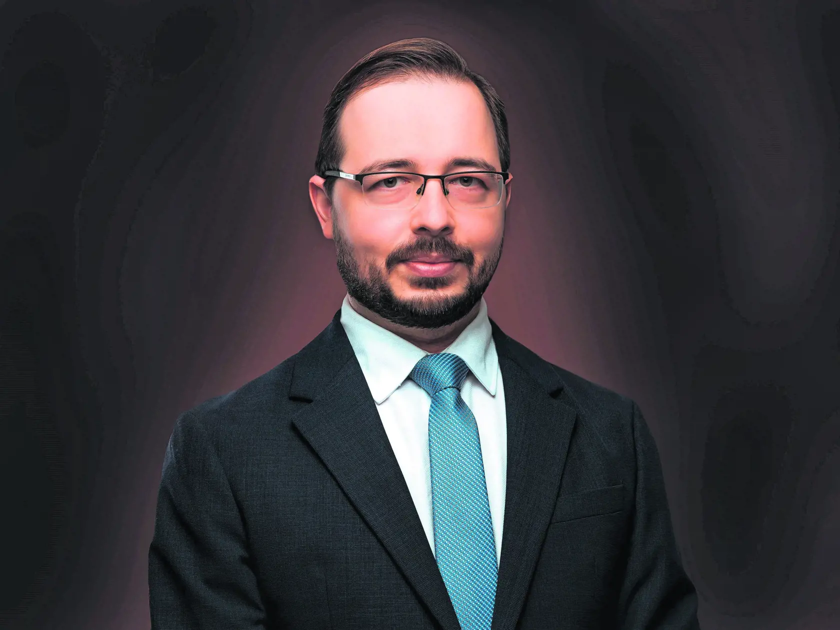 Andrej Martiška, analytik: “Kľúčové budú 4 čísla. Prvým je výška inflácie, pretože prijatý mix konsolidačných opatrení povedie k zrýchleniu rastu cien. Druhým je kurz USD/EUR, pretože slabšie euro môže z časti kompenzovať negatívne dopady prípadných ciel na európskych exportérov. Do tretice sú to výnosy slovenských štátnych dlhopisov. Posledným bude vzdialenosť našich hraníc od bojov a územia okupovaného Ruskom. Pritom práve s nástupom Trumpa sa otvárajú rôzne scenáre ďalšieho vývoja konfliktu.“