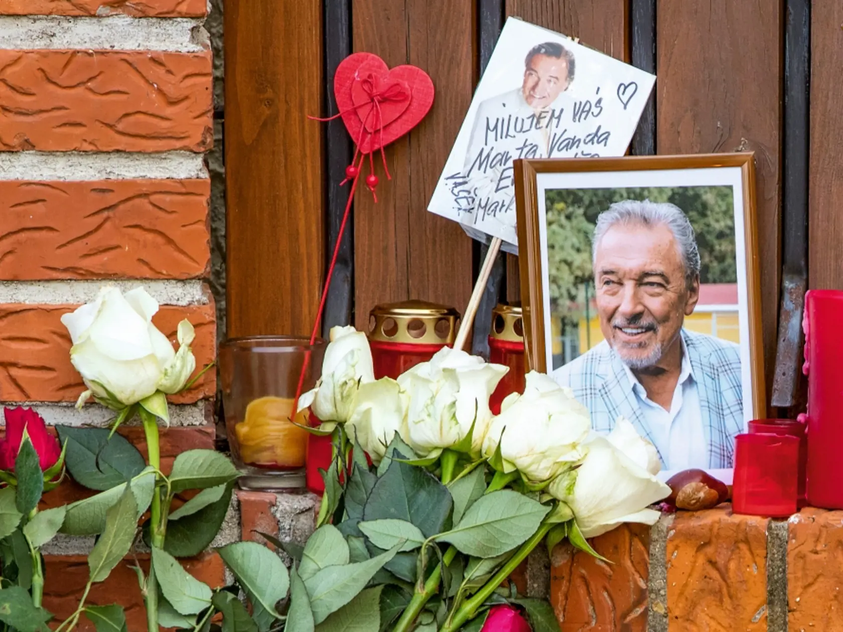 Fanúšikovia zosnulého Karla Gotta prinášali po správe o jeho smrti k jeho domu množstvo kvetov a sviečok.