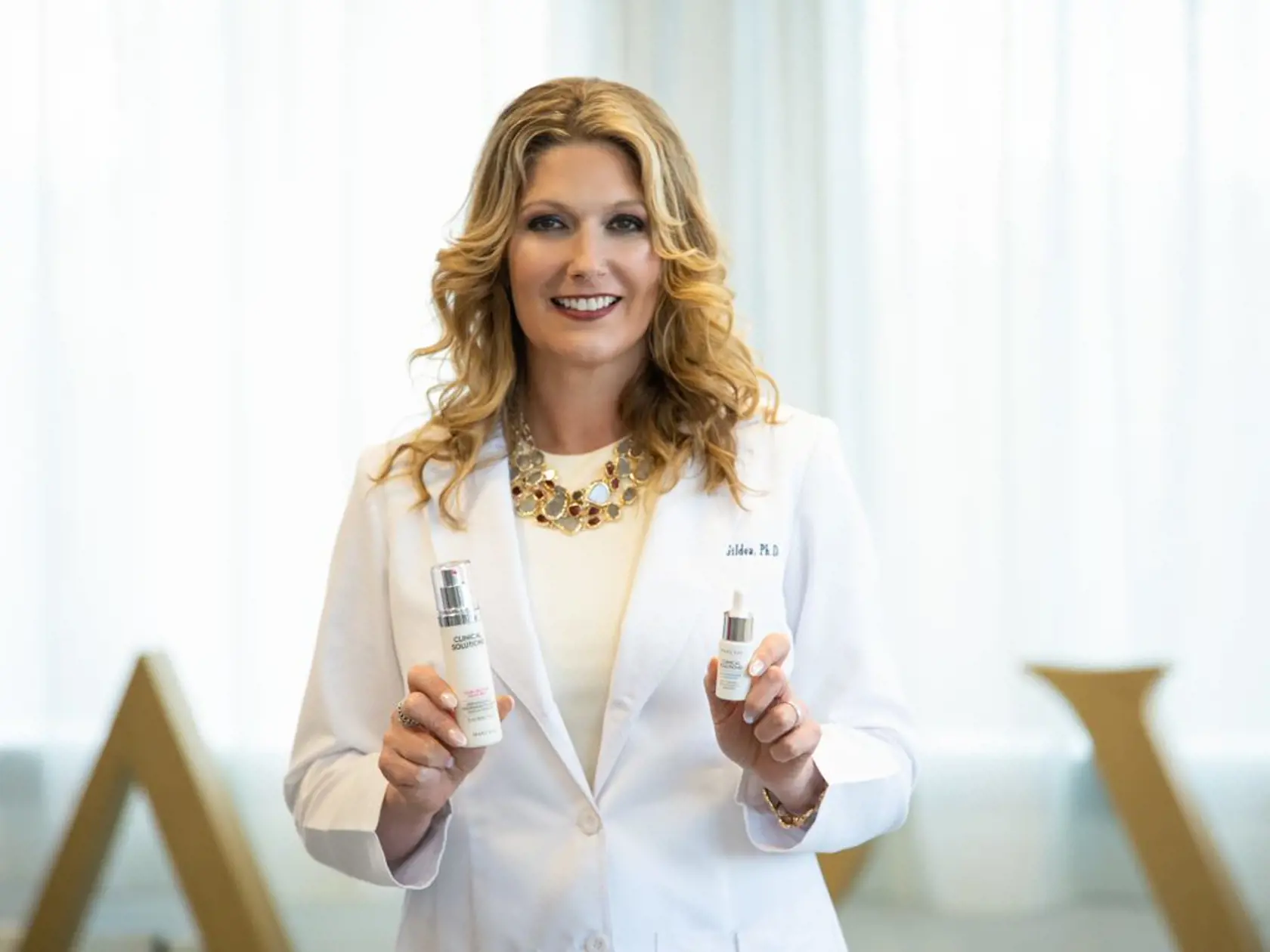 Dr. Lucy Gildea vraví, že produkty s retinolom by mala používať každá žena.