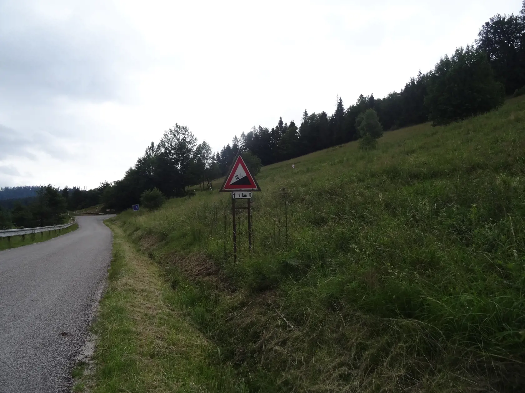 Dopravná značka upozorňuje na nebezpečné stúpanie.