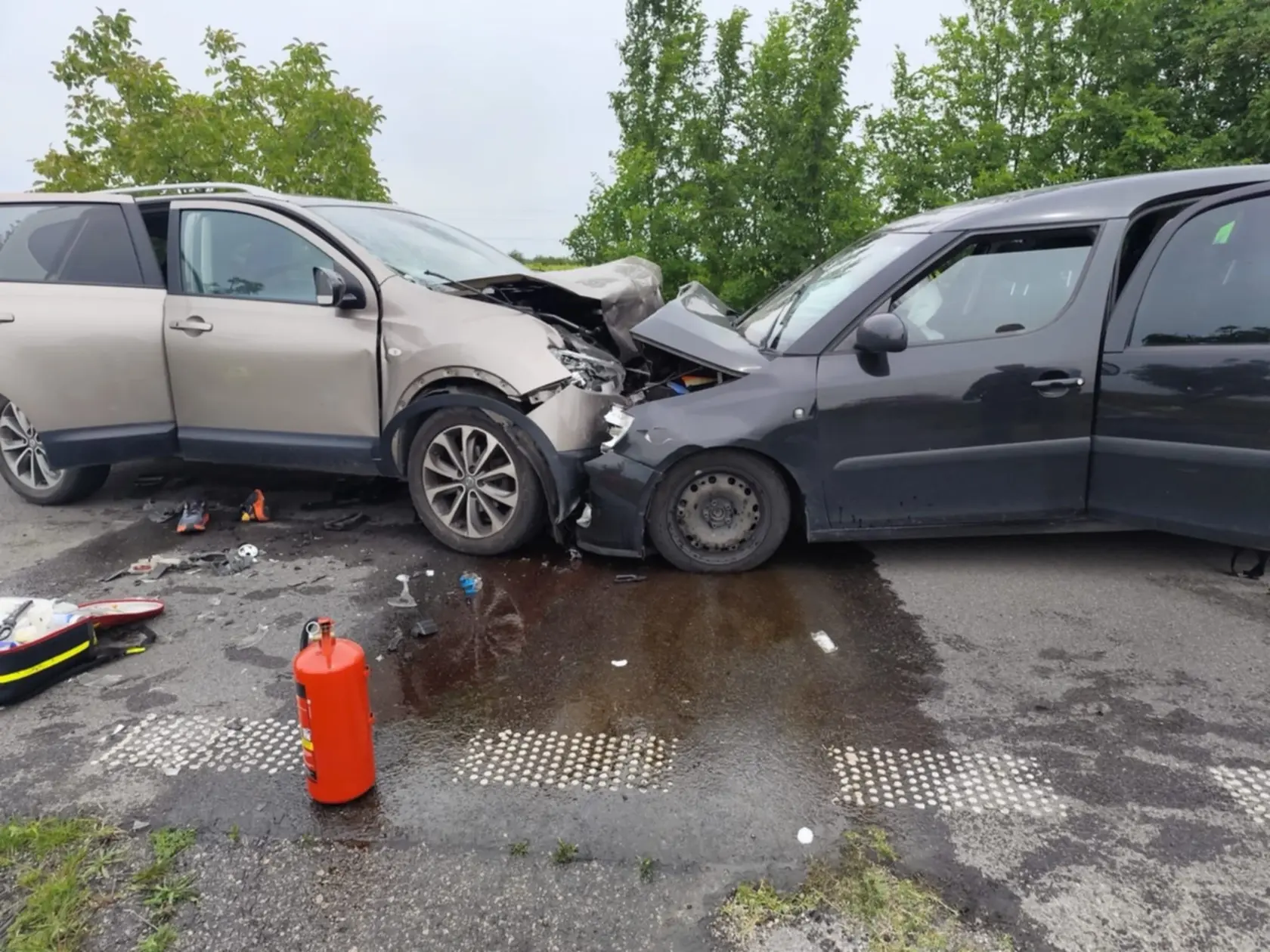 V piatok predpoludním došlo na ceste č. 572 medzi obcami Štvrtok na Ostrove a Oľdza k vážnej dopravnej nehode. Podľa informácií našich čitateľov sa tam čelne zrazili dve osobné vozidlá.