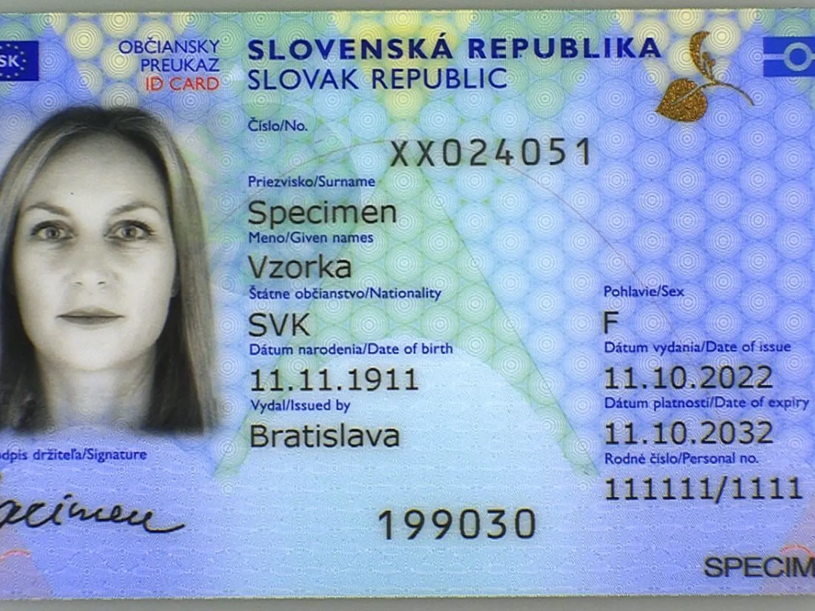 Nový typ občianskeho preukazu má odlišný dizajn s duálnym rozhraním a množstvom bezpečnostných prvkov. Pribudli napríklad reliéfne štruktúry mnohých údajov, ktoré prechádzajú aj cez fotku. To má sťažiť falšovanie.