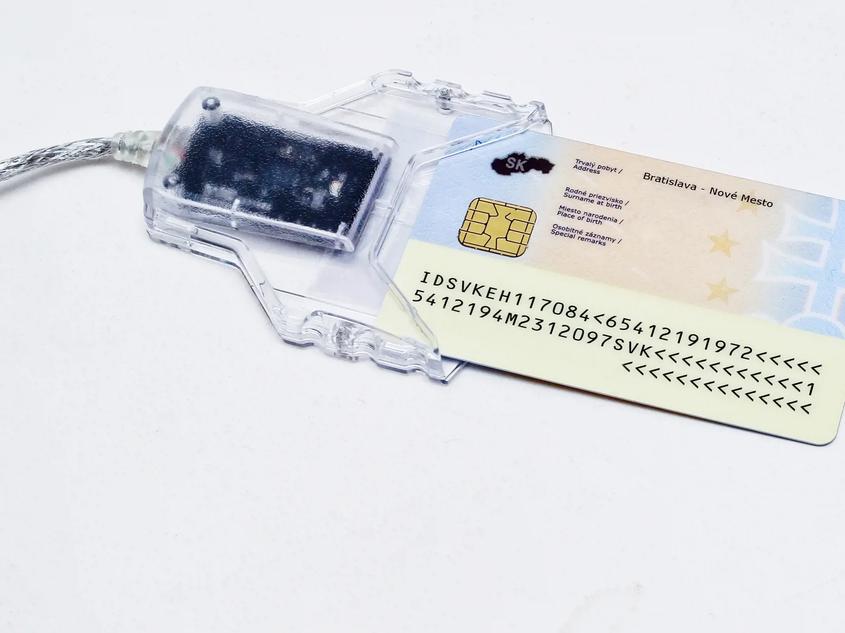 Na ilustracnej snimke novy Obciansky preukaz obsahujuci cip, ktory umoznuje obcanovi elektronicky komunikaciu s uradmi statnej spravy.