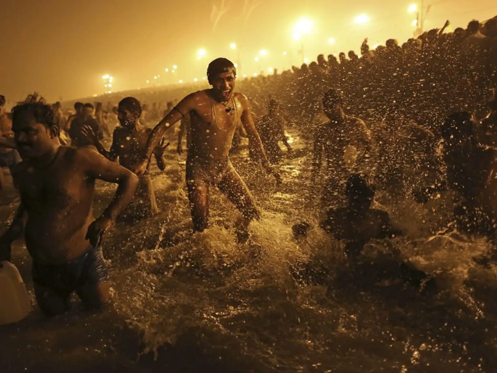 Hinduisti sa ponárajú do vôd indickej posvätnej rieky Ganga v presvedčení, že zo seba zmyjú svoje hriechy.