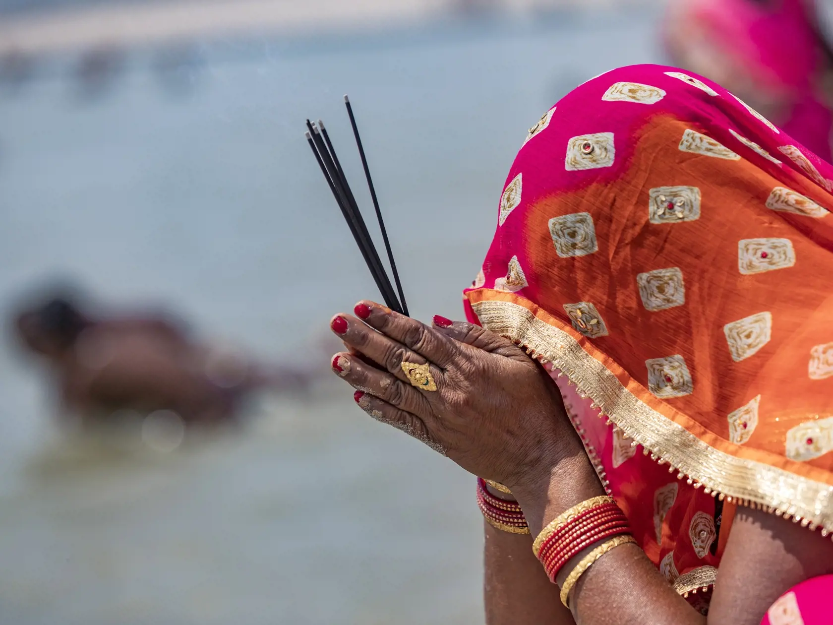 EBE 4 Allahabád - Na snímke hinduistka sa modlí počas sviatku Ganga Dussehra na posvätnom mieste Sangam, sútoku riek Gangy, Jamuny a Sárasvatí v indickom Allahabáde 1. júna 2020. Indická vláda oznámila uvoľnenie niektorých epidemiologických opatrení od začiatku júna. Výnimkou budú zóny s mimoriadne vysokým počtom prípadov. FOTO TASR/AP
A Hindu devotee offers prayers in the River Ganges, during the Ganga Dussehra festival, in Prayagraj, India, Monday, June 1, 2020. Hundreds of Hindu devotees made