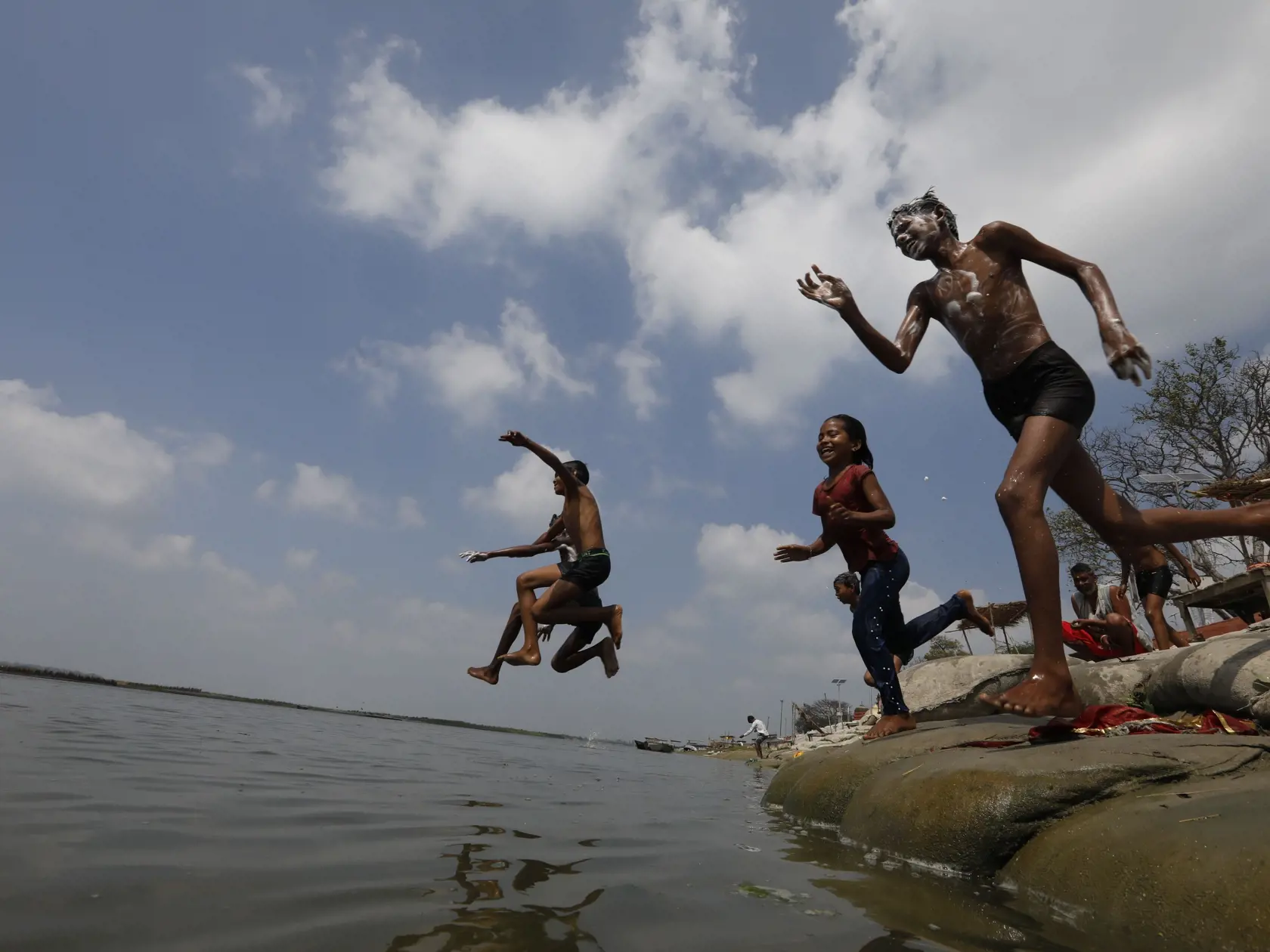 MIK 63 Raebareli - Indické deti skáču do rieky Ganga v dedine Dalmau čo je predmestie mesta Raebareli v indickom štáte Uttarpradéš 8. marca 2020. FOTO TASR/AP

Indian children jump to take bath in the Ganges River in Dalmau Village, outskirts of Raebareli, Uttar Pradesh state, India, Sunday, March 8, 2020. (AP Photo/Rajesh Kumar Singh)
