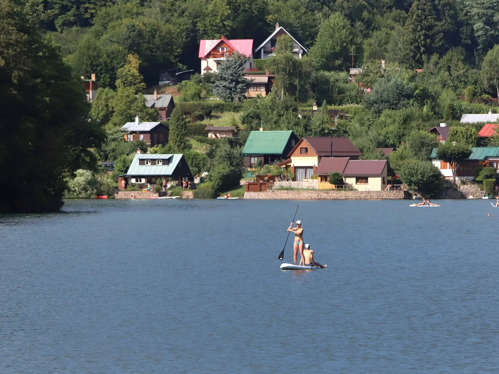 Veľký Kolpašský tajch je mimoriadne navštevovaný. Avšak, znečistený je aj ten.
