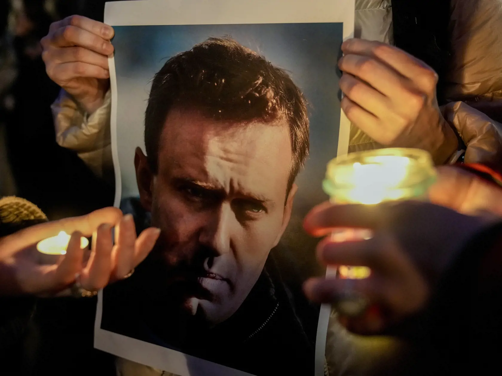 Ľudia sa zhromaždili pred ruským veľvyslanectvom v Berlíne na protest proti úmrtiu ruského opozičného lídra Alexeja Navaľného v trestaneckej kolónii v piatok 16. februára 2024.