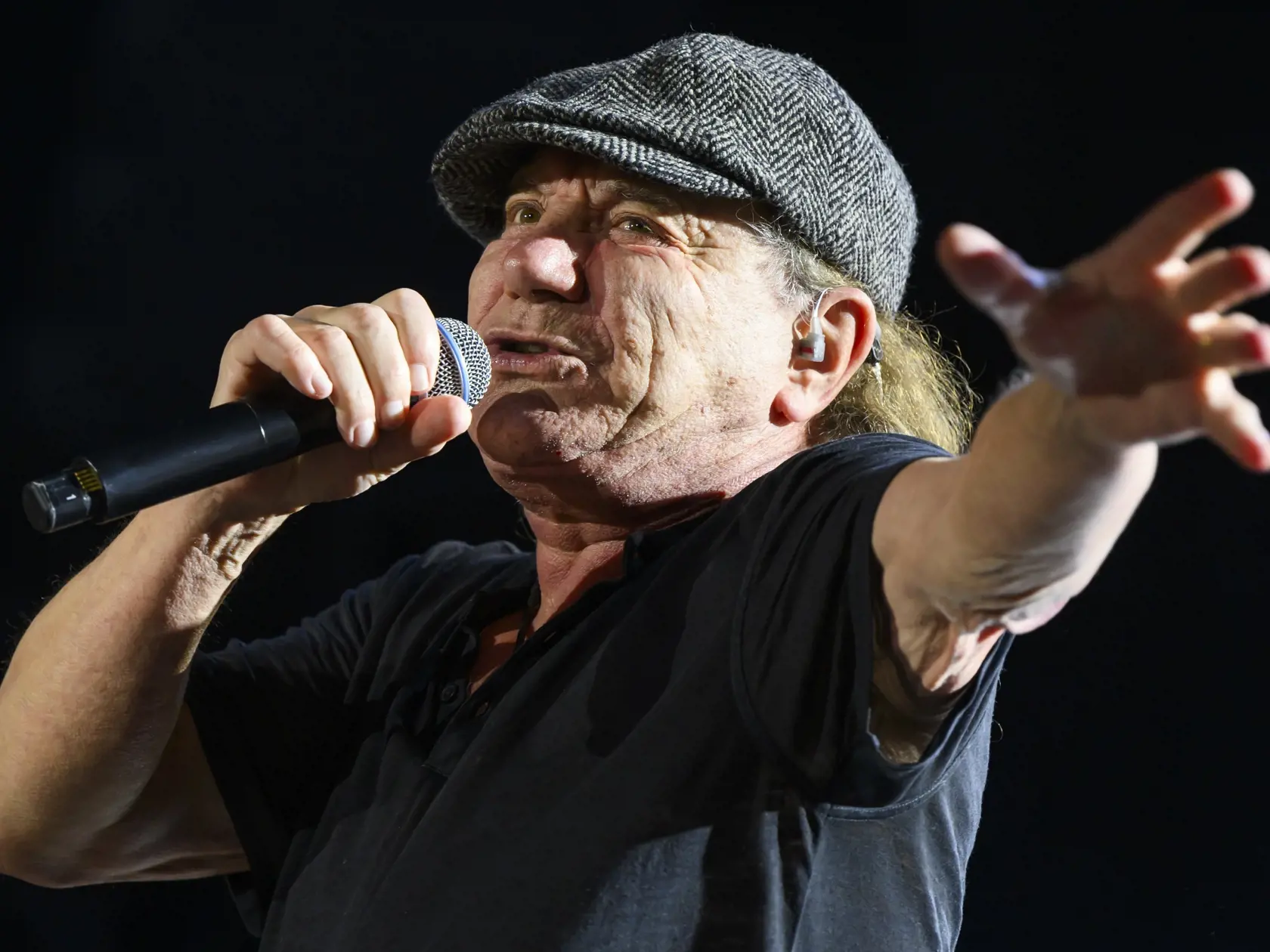 Na snímke spevák Brian Johnson počas koncertu austrálskej hardockovej kapely AC/DC v rámci európskej časti turné Power Up na Starom letisku v bratislavských Vajnoroch 21. júla 2024. FOTO TASR - Jaroslav Novák