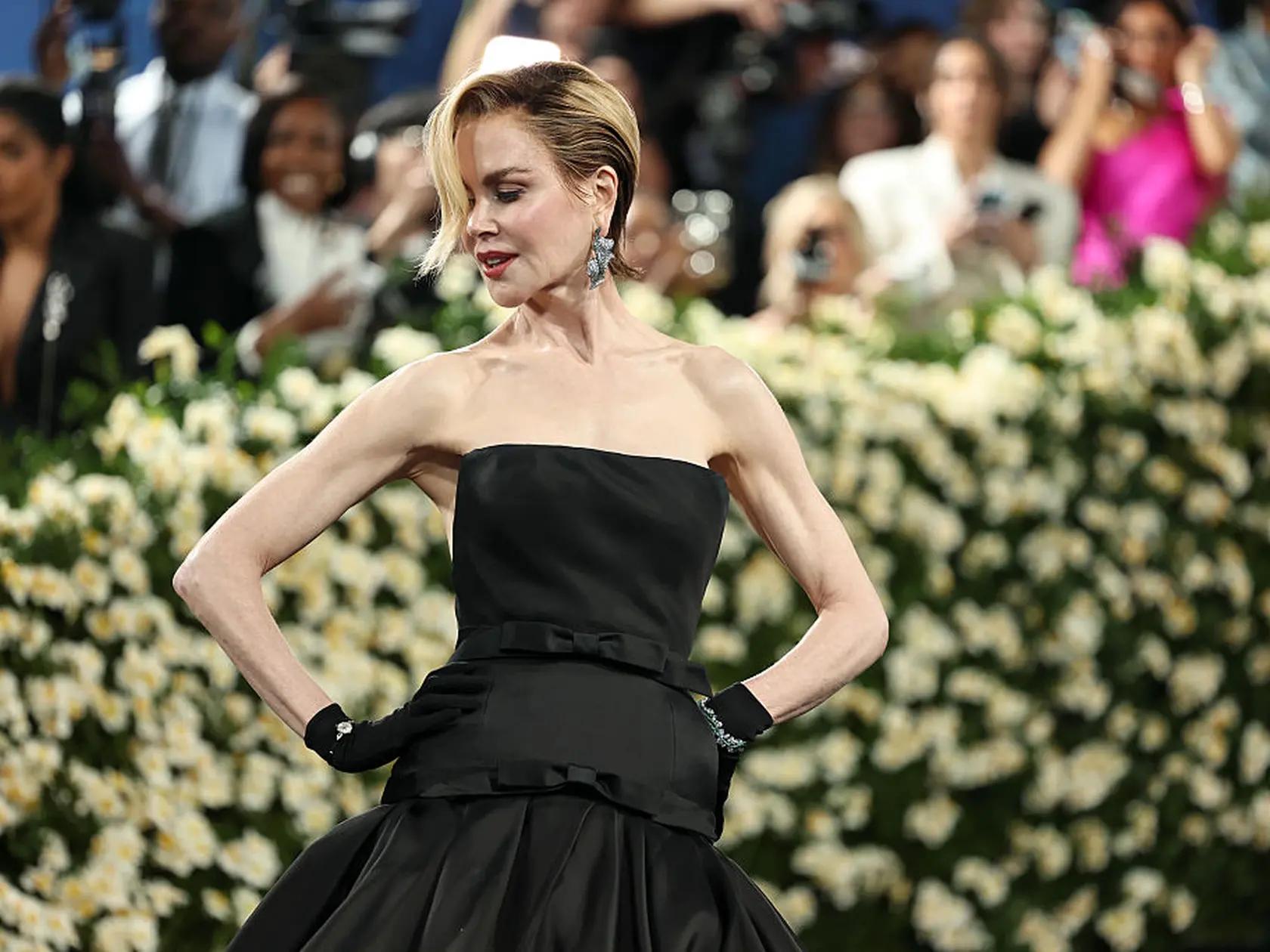 Nicole Kidman zaujala na Met Gala účesom. Spredu to vyzeralo, že má vlasy zopnuté do copu. Zboku však už bolo jasné, že ide o krátky zostrih - pixie.