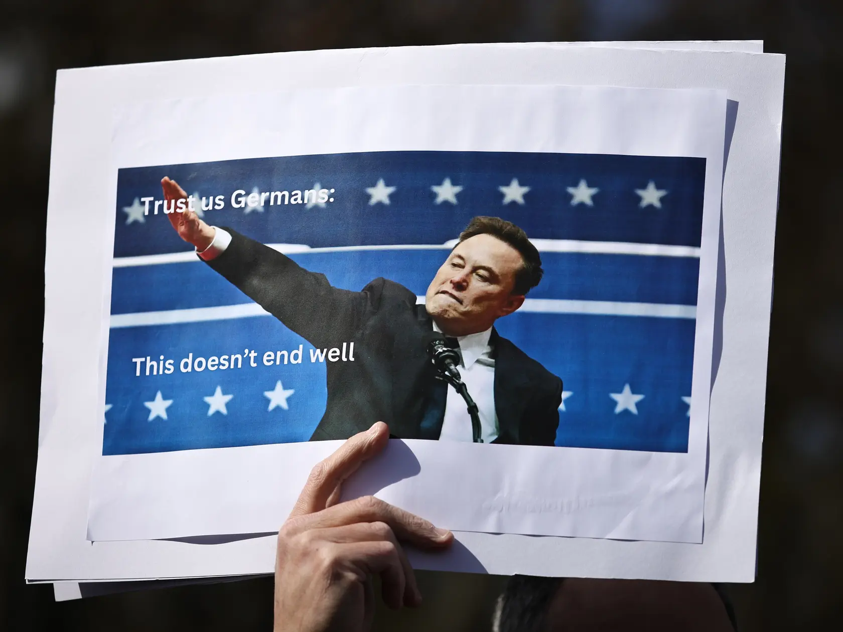  Protesty proti Trumpovej administratíve sa uskutočnili aj vo Frankfurte nad Mohanom, kde ich usporiadala organizácia Democrats Abroad, oficiálna organizácia Demokratickej strany USA pre amerických občanov žijúcich v zahraničí.