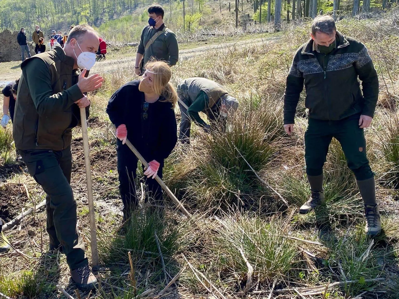 Medzi fyzické aktivity ale nepatrí len šport. Prezidentka Zuzana Čaputová bola takto pomáhať pri sadení mladých bukov a smrekov. Počas jedného dňa ich vysadili až 1650!
