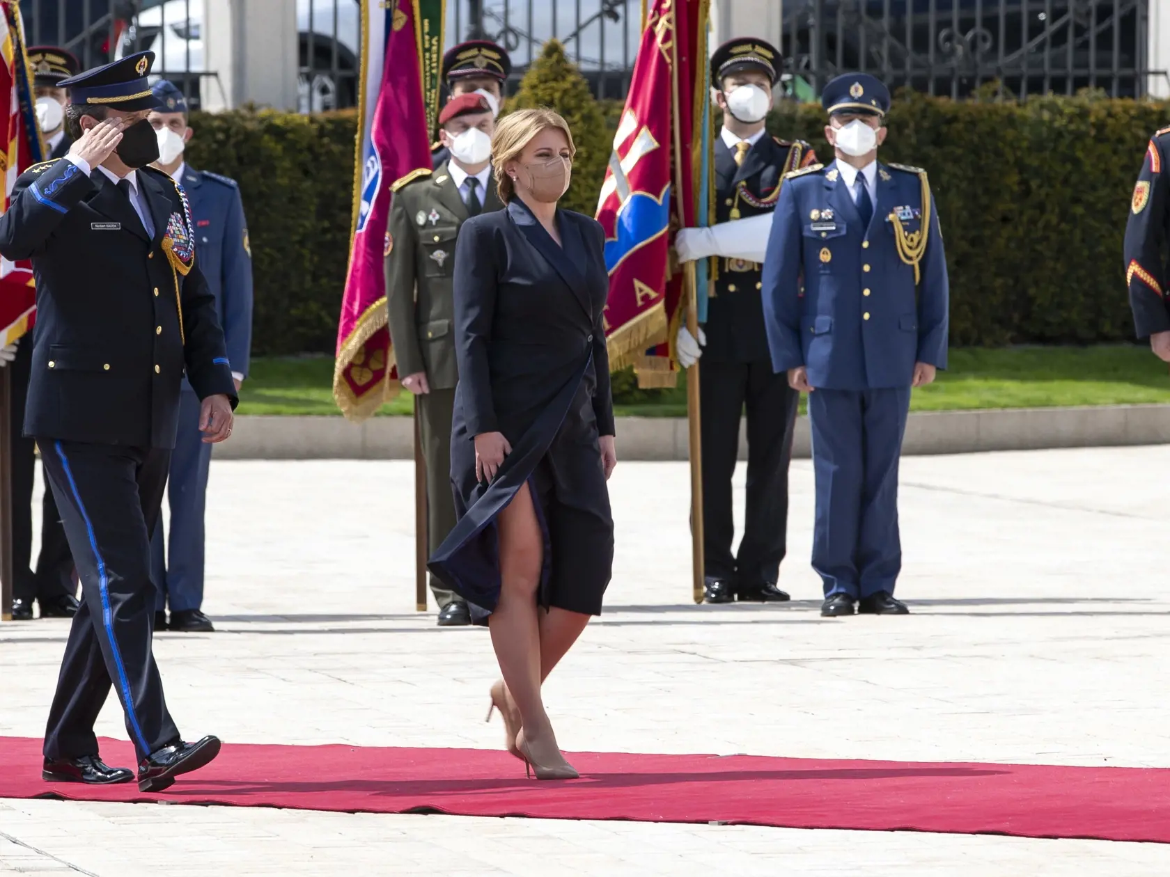 Prezidentka SR Zuzana Čaputová udelila medaily vojačkám a vojakom, ktorí sa vyzmanenali vynaloženým úsilím počas pandémie koronavírusu Covid - 19.
