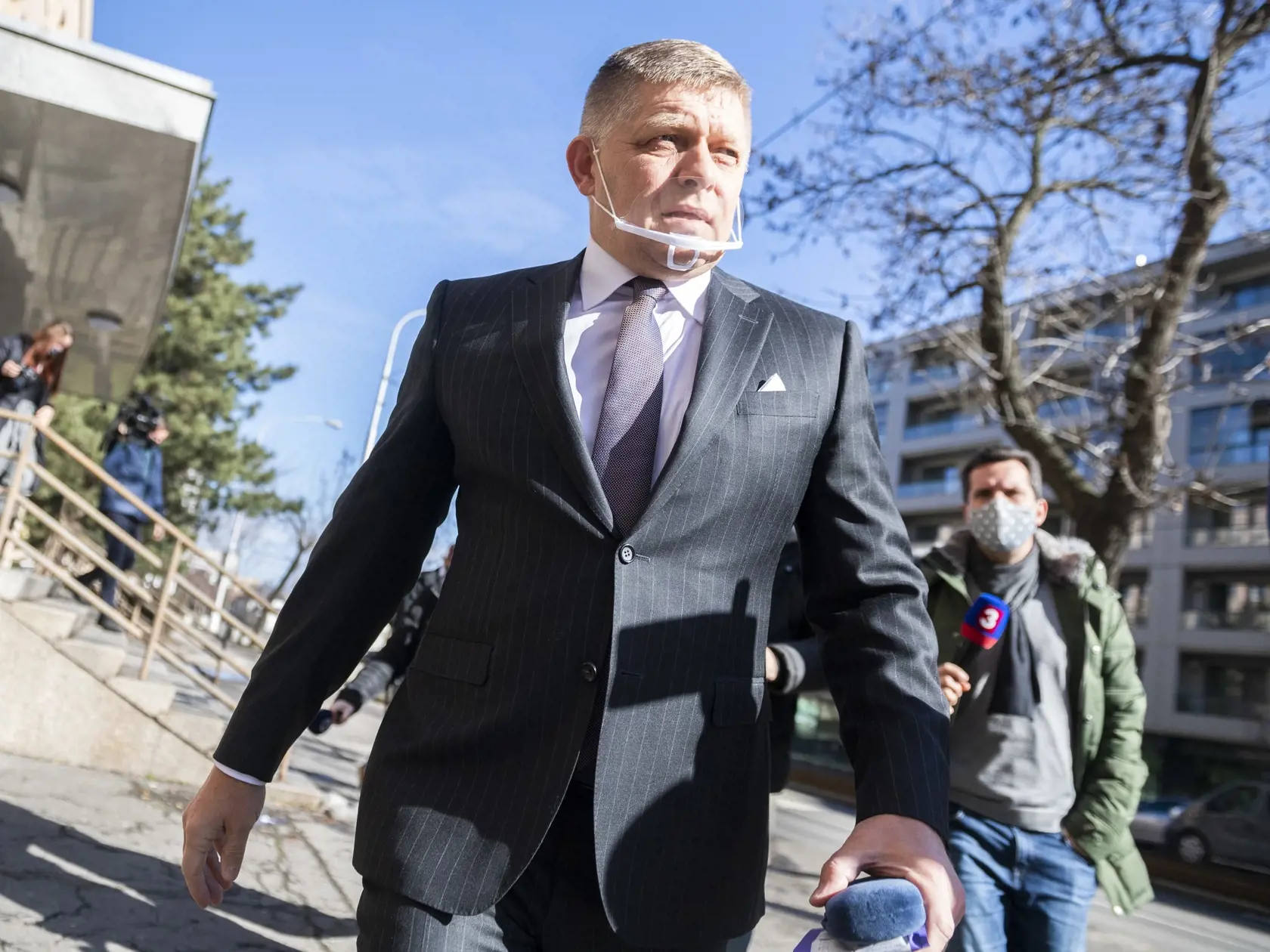Predseda opozičného Smeru-SD Robert Fico odchádza z budovy Prezídia Policajného zboru 18. februára 2021 v Bratislave. Robert Fico prišiel vo štvrtok doobeda do budovy Prezídia Policajného zboru. "Do toho vás nič nie je," odpovedal na otázku, v akej veci prišiel vypovedať.