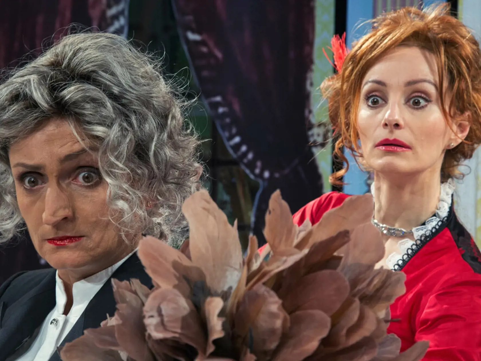Karin Olasová (vpravo) a Lucia Vráblicová v divadelnej hre.