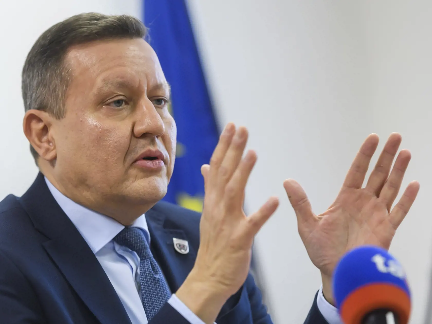 Špeciálny prokurátor Daniel Lipšic sa voči kontroverznému daru nijako neohradil.