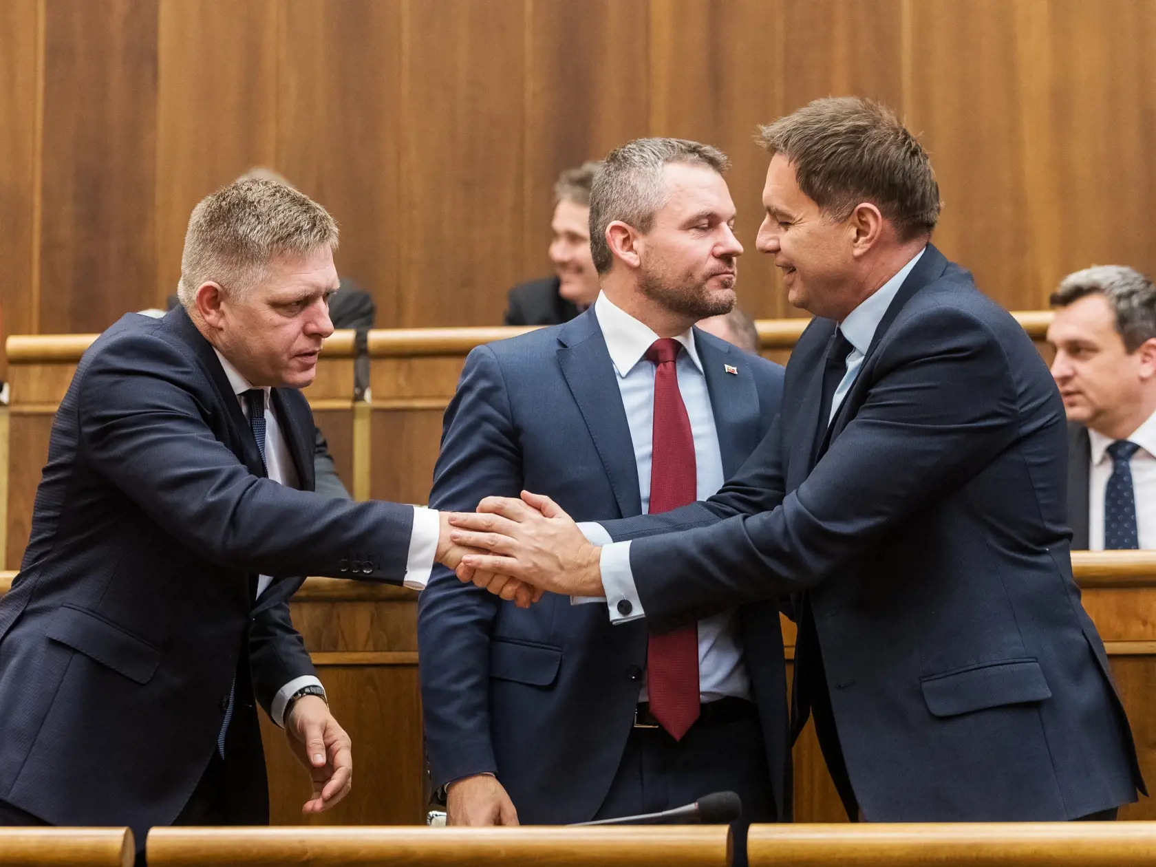 Na snímke Robert Fico a Peter Kažimír počas hlasovania Národnej rady Slovenskej republiky o vládnom návrhu zákona o štátnom rozpočte na rok 2018.
