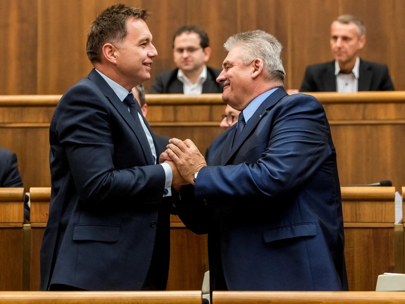 Na snímke Ján Richter a Peter Kažimír počas hlasovania Národnej rady Slovenskej republiky o vládnom návrhu zákona o štátnom rozpočte na rok 2018.