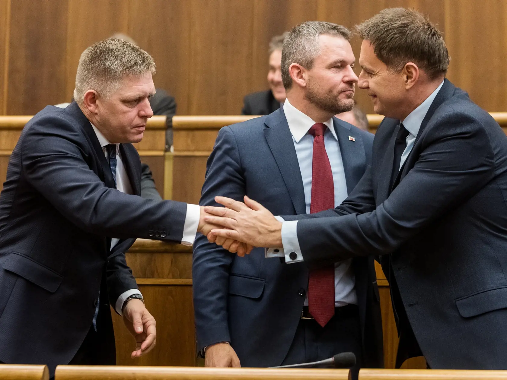 Na snímke Robert Fico a Peter Kažimír počas hlasovania Národnej rady Slovenskej republiky o vládnom návrhu zákona o štátnom rozpočte na rok 2018.
