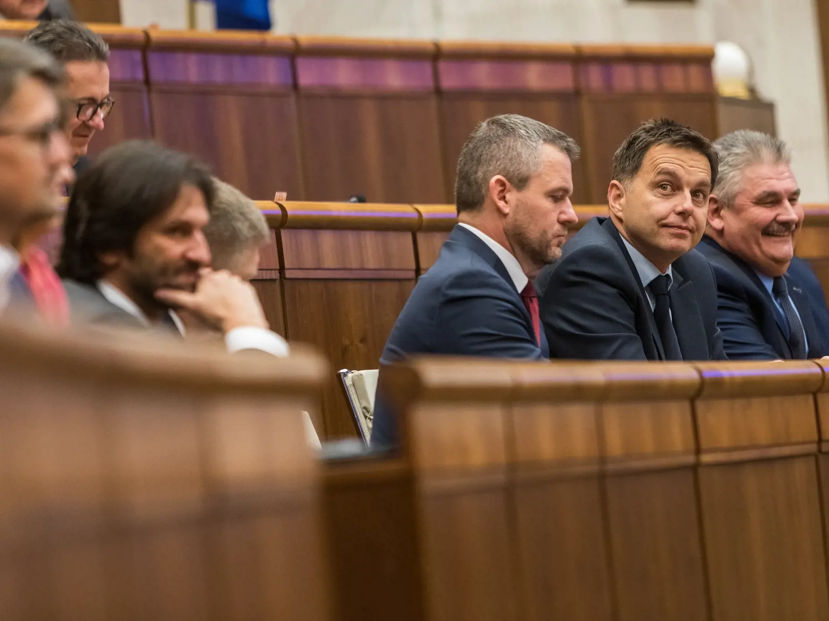 Na snímke Peter Pellegrini a Peter Kažimír počas hlasovania Národnej rady Slovenskej republiky o vládnom návrhu zákona o štátnom rozpočte na rok 2018.