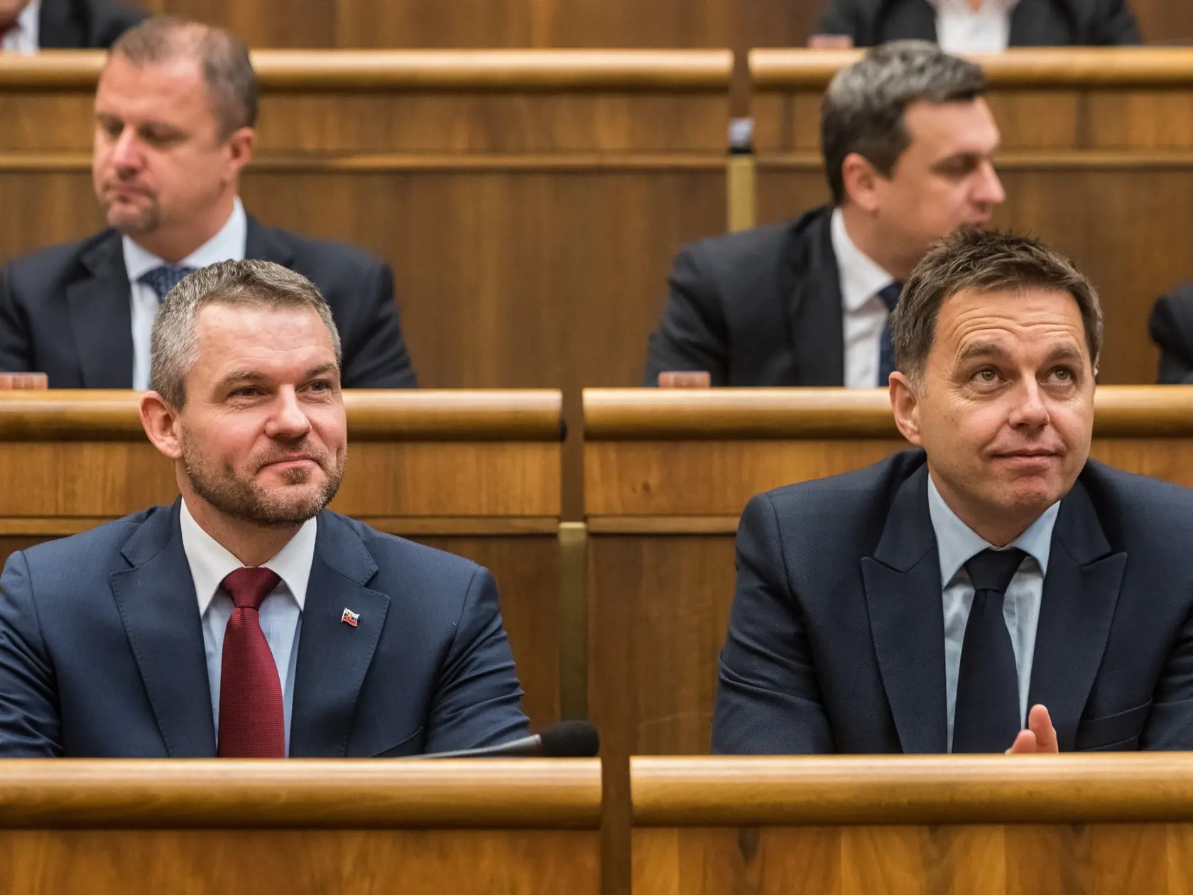 Na snímke Peter Pellegrini a Peter Kažimír počas hlasovania Národnej rady Slovenskej republiky o vládnom návrhu zákona o štátnom rozpočte na rok 2018.