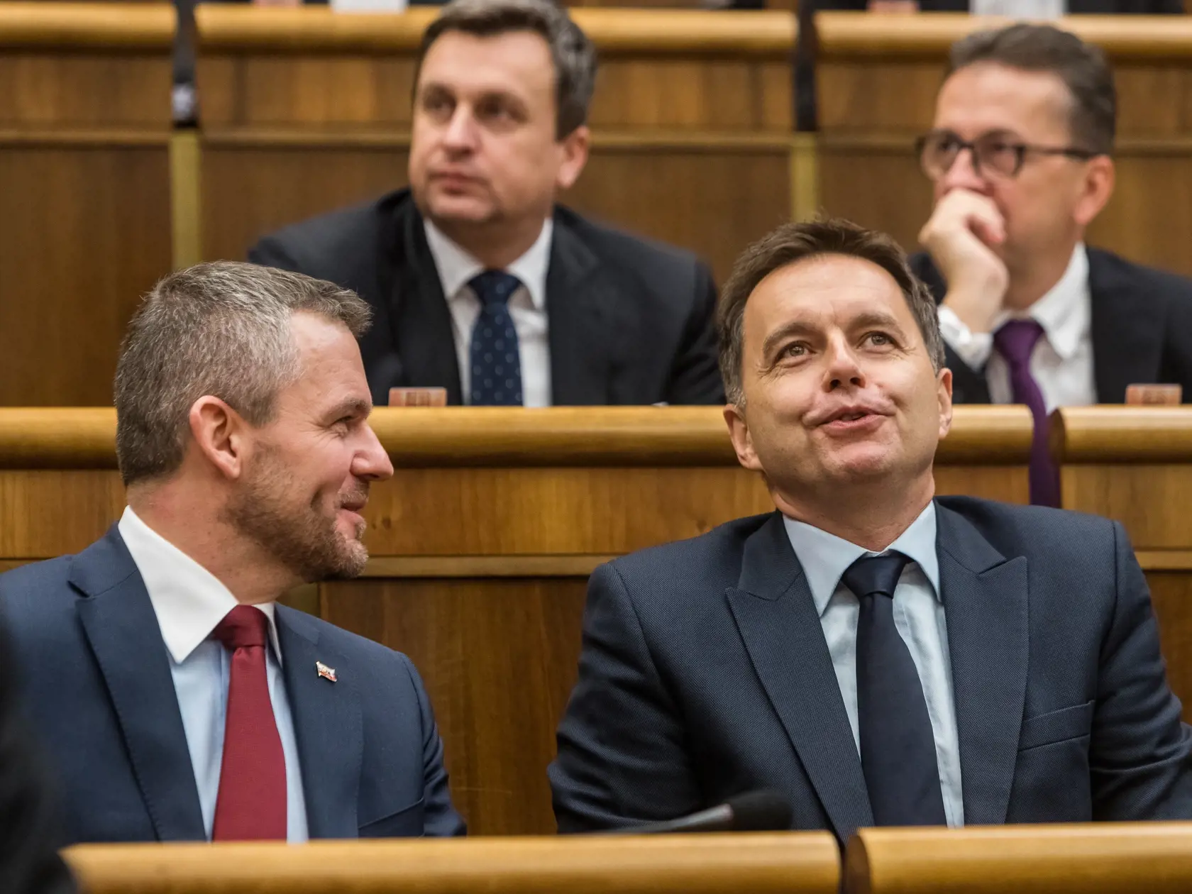 Na snímke Peter Pellegrini a Peter Kažimír počas hlasovania Národnej rady Slovenskej republiky o vládnom návrhu zákona o štátnom rozpočte na rok 2018.