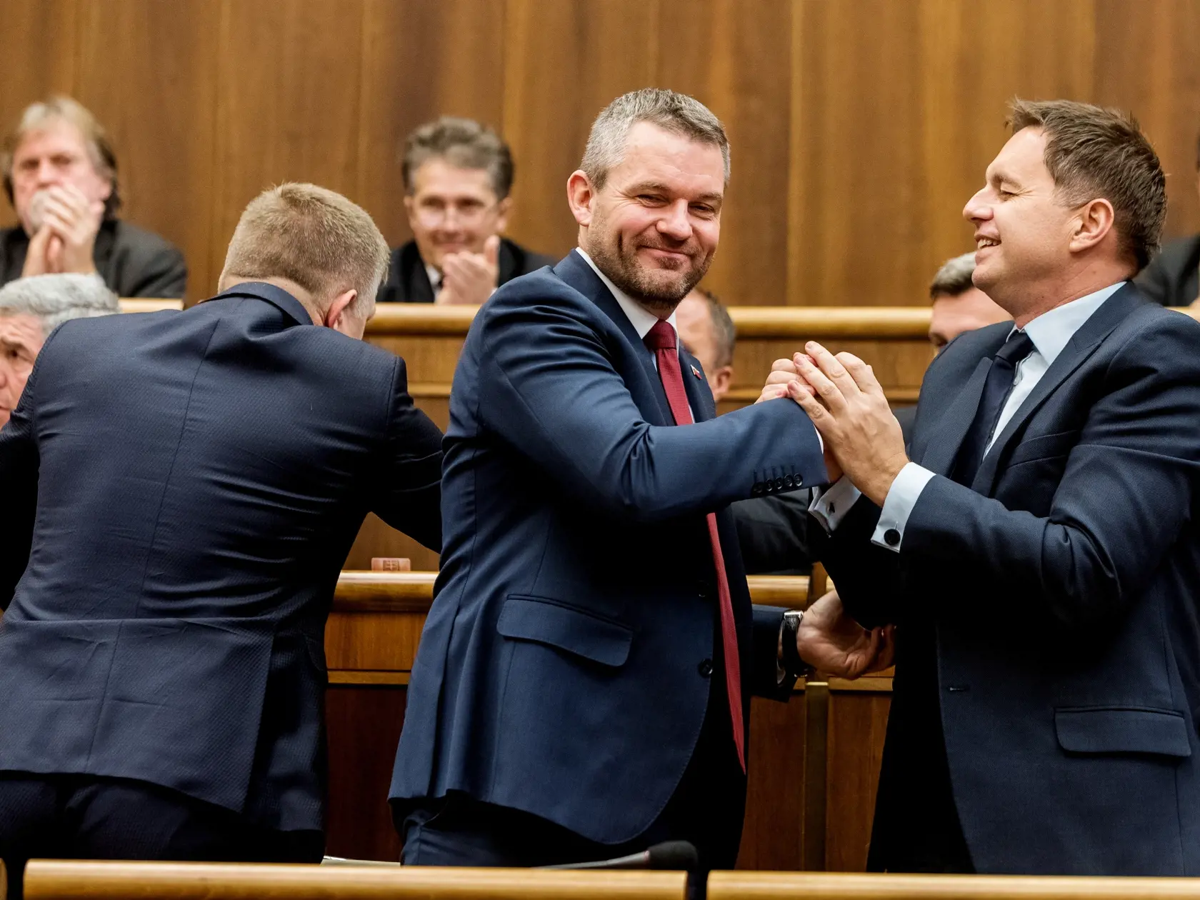 Na snímke Peter Pellegrini a Peter Kažimír počas hlasovania Národnej rady Slovenskej republiky o vládnom návrhu zákona o štátnom rozpočte na rok 2018.