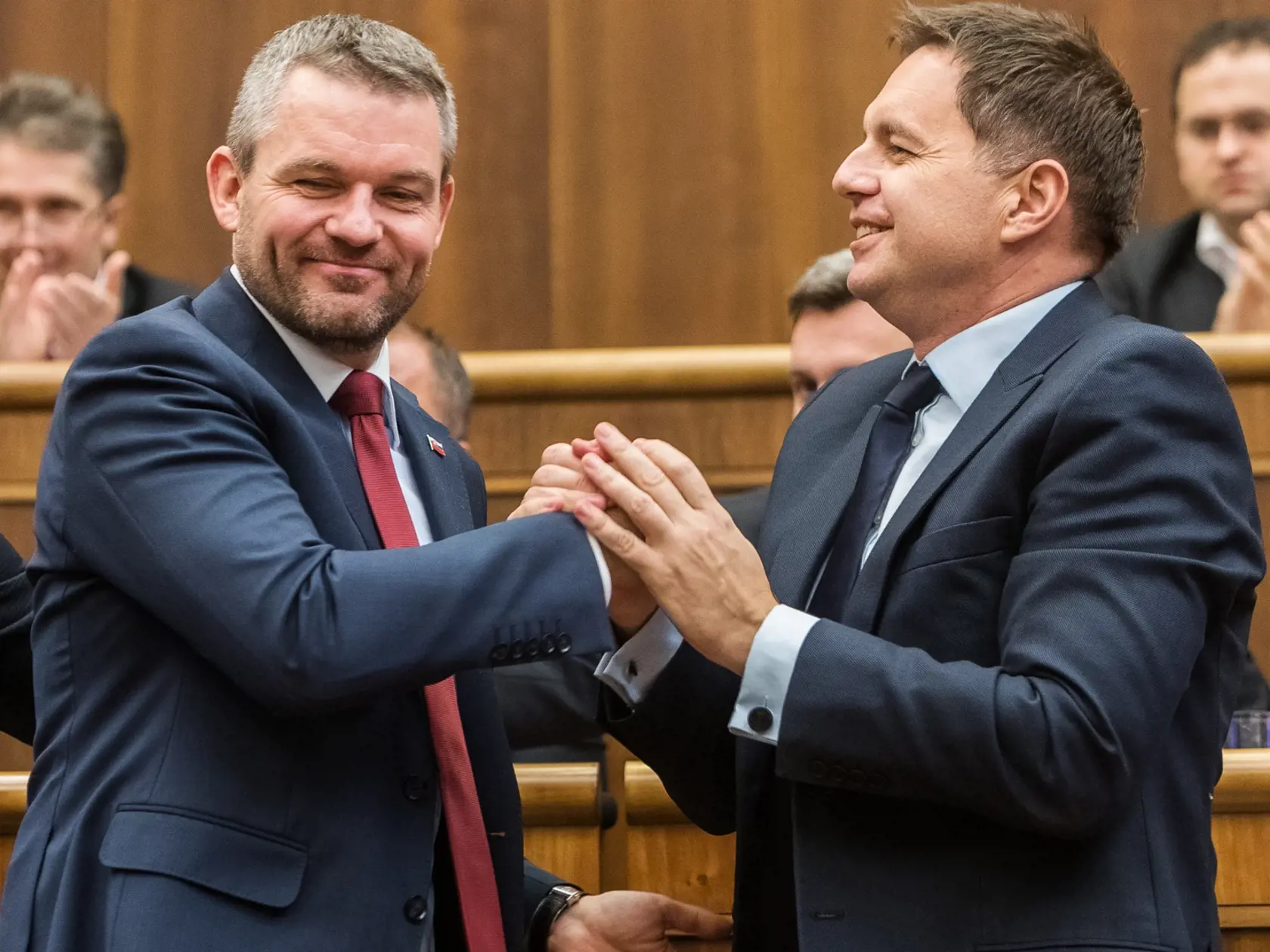 Na snímke Peter Pellegrini a Peter Kažimír počas hlasovania Národnej rady Slovenskej republiky o vládnom návrhu zákona o štátnom rozpočte na rok 2018.