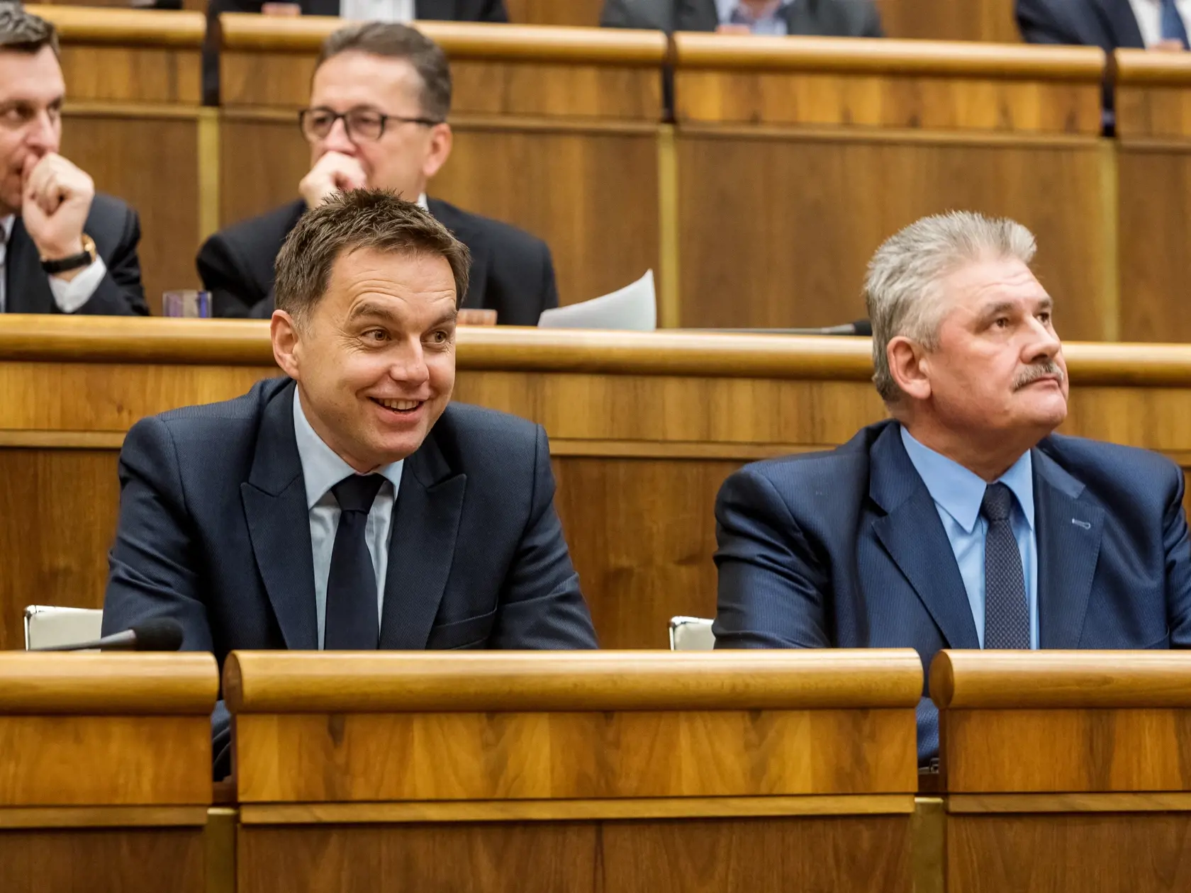 Na snímke Peter Kažimír a Ján Richter počas hlasovania Národnej rady Slovenskej republiky o vládnom návrhu zákona o štátnom rozpočte na rok 2018.
