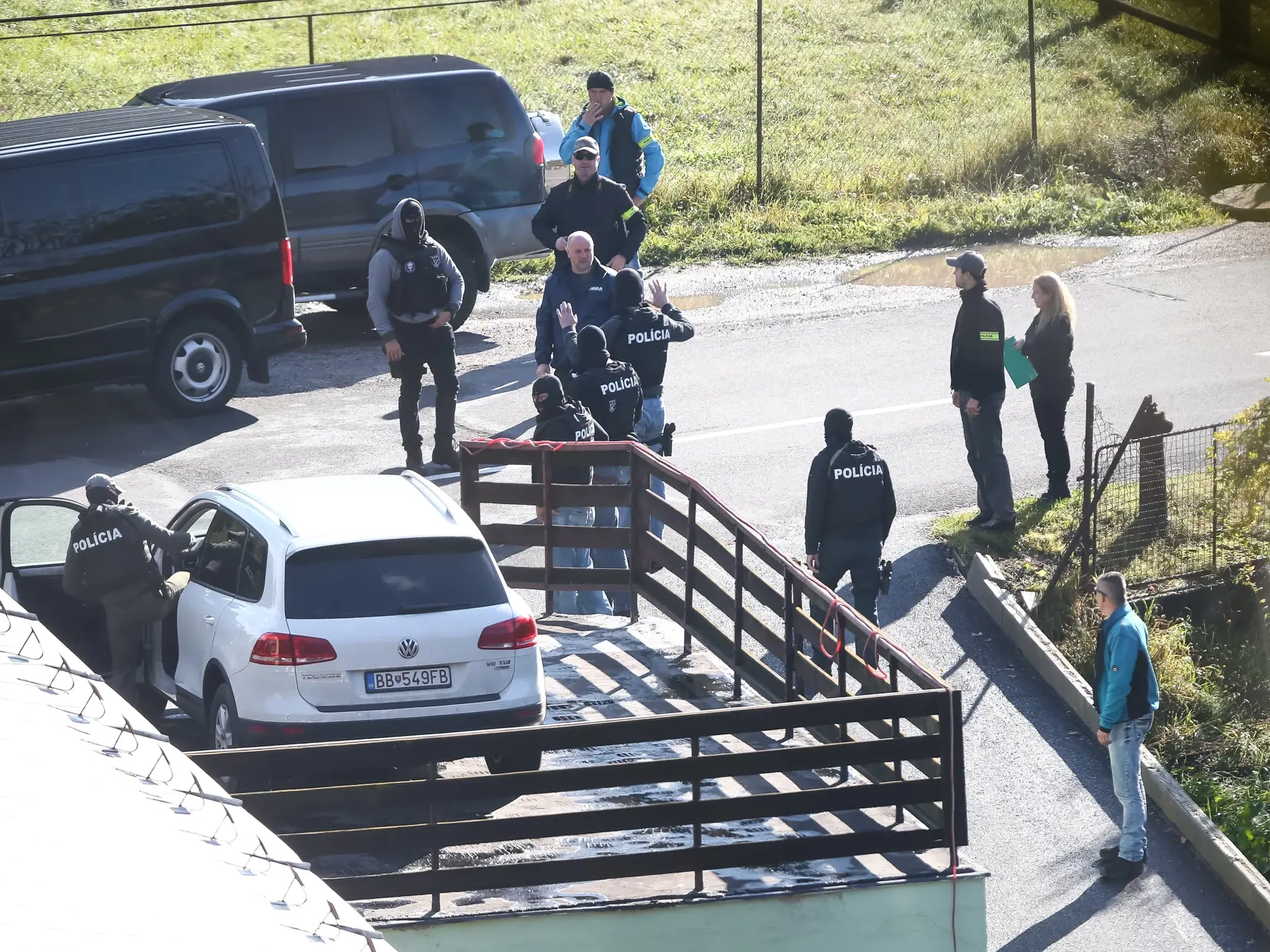 Rekonštrukcia niekoľkých vrážd spáchaných v 90-tých rokoch Černákovou skupinou v Banskobystrickom kraji za účasti vtedajšieho bossa skupiny Mikuláša Černáka
