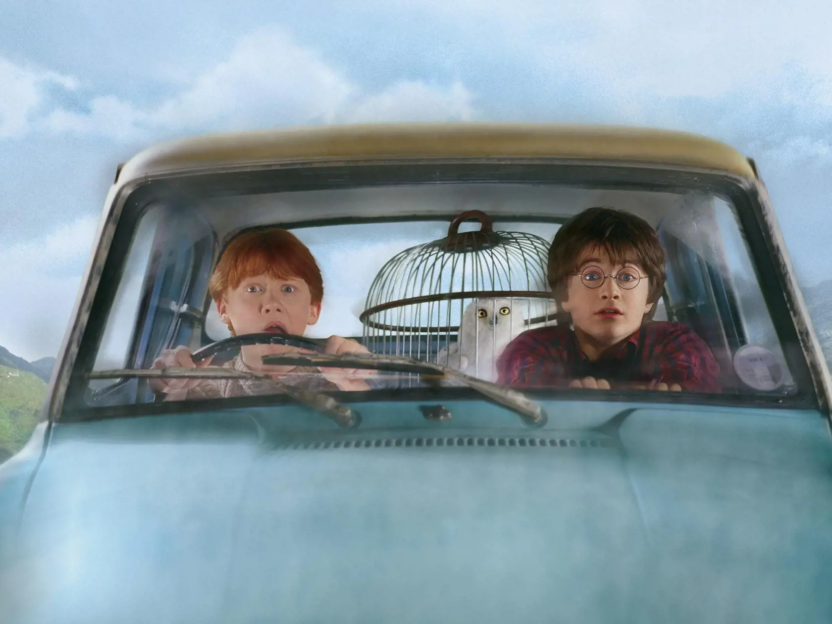 Modrý Ford Anglia, na ktorom Ron a Harry odleteli do Rokfortu, je v skutočnosti presnou kópiou auta, ktorým autorka J.K. Rowlingová a jej najlepšia kamarátka jazdili do školy. Rowlingová použila auto najskôr v knihe, neskôr sa s tvorcami zhodla na jeho vsadení aj do filmu.