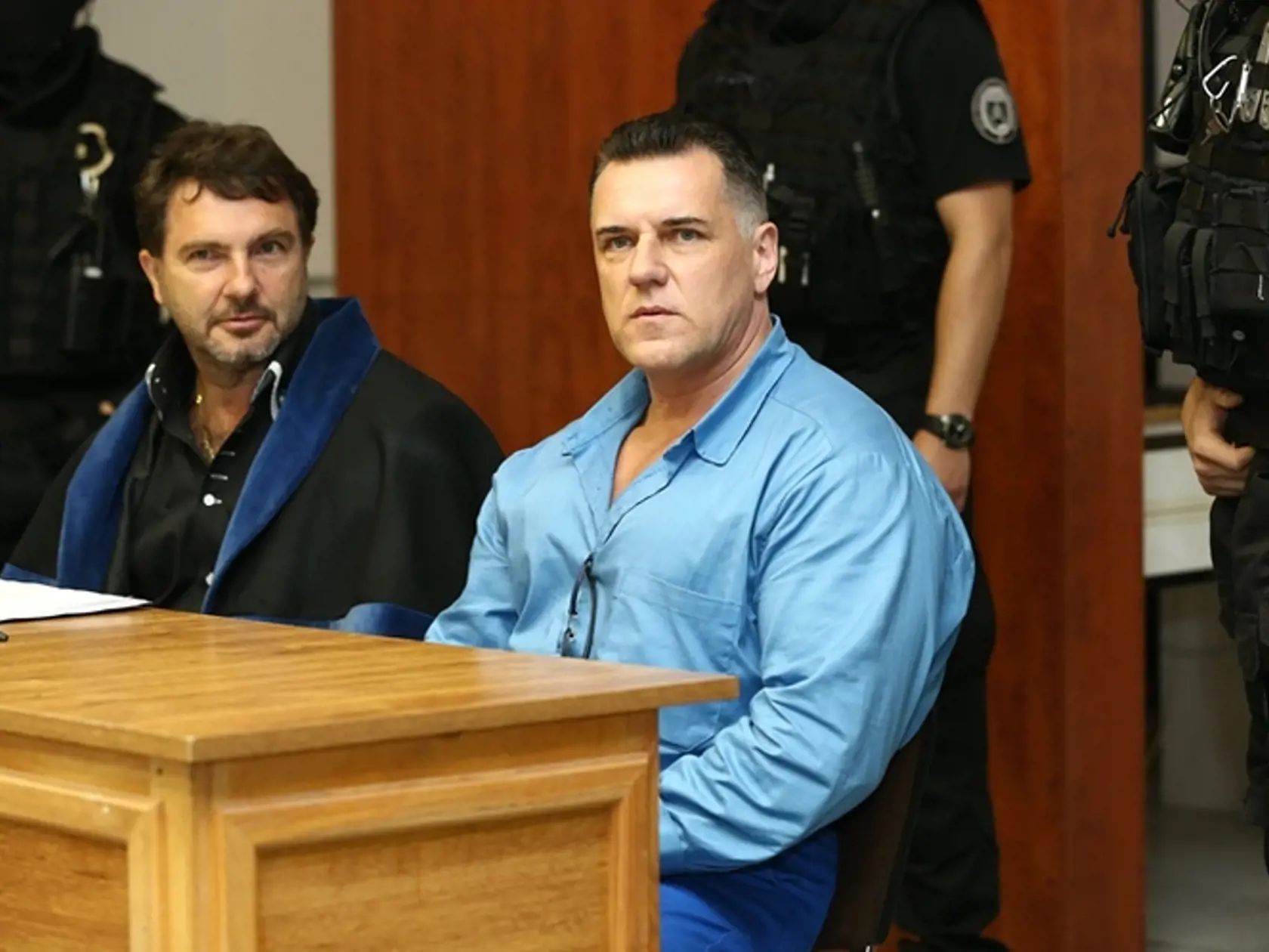Mikuláš Černák sa priznal k ďalšej mafiánskej vražde. S prokurátorom uzavreli dohodu o vine a treste. Na fotografii so svojim právnikom, Františkom Polákom.