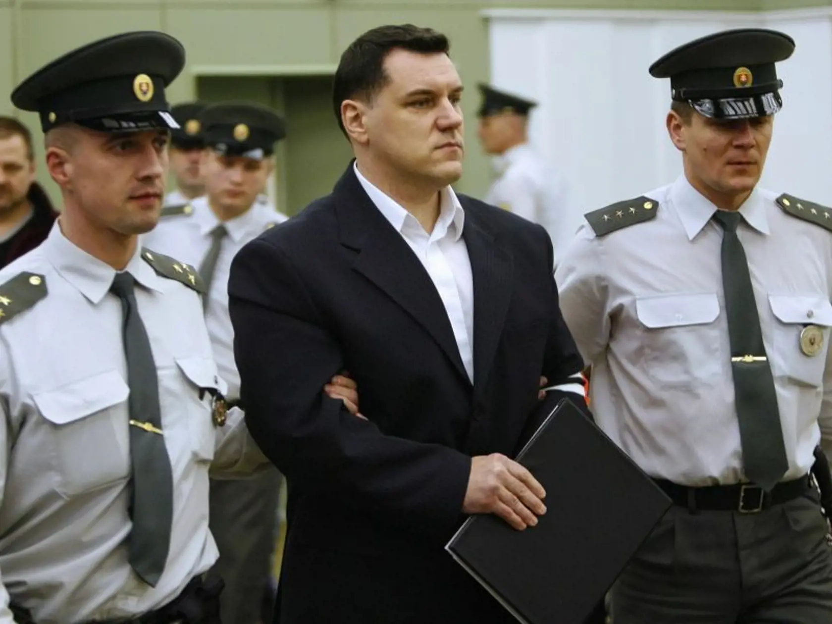 Mikuláš Černák na súde. Tu sa ešte predvádzal v kvádre a bielej košeli. Teraz ho už to prešlo, chodí vo väzenskom mundúre.