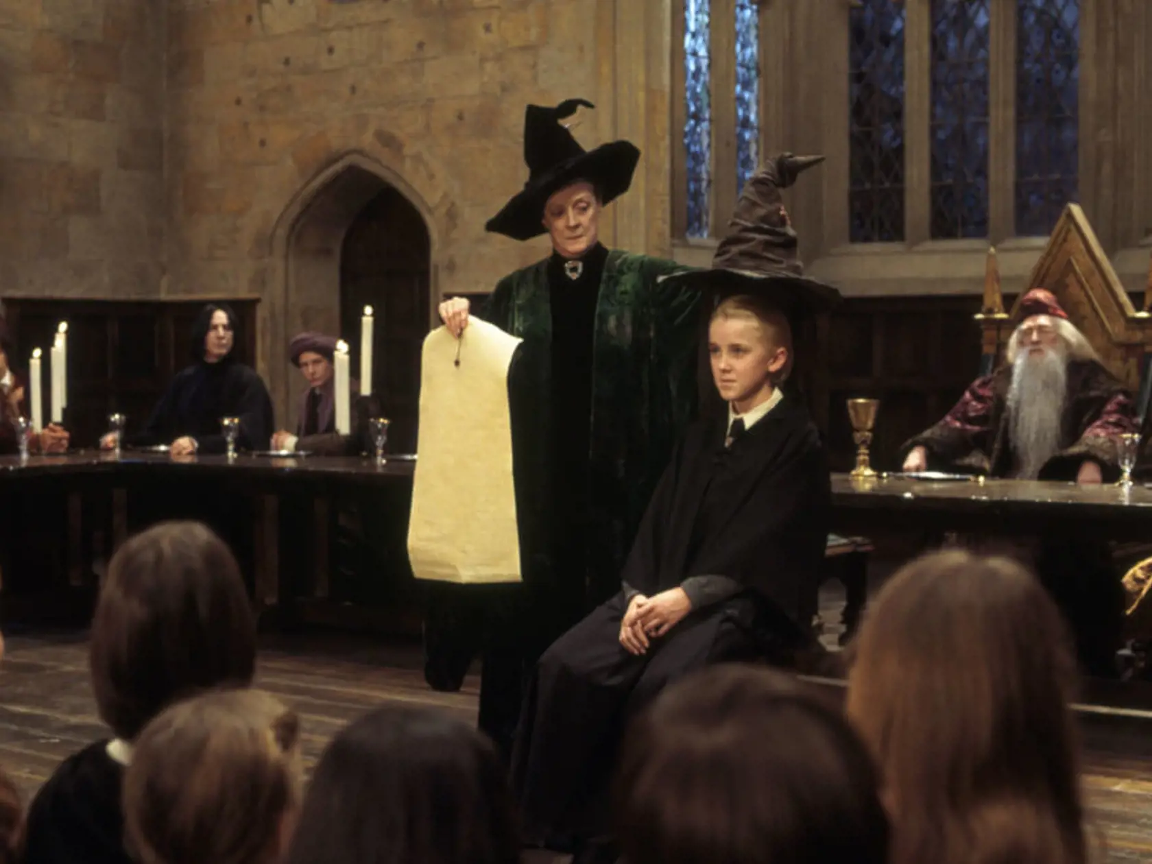 Keď Draco Malfoy hovorí Harrymu (ktorý vďaka všehodžúsu vyzerá ako Goyle): „Nevedel som, že vieš čítať”, ide o improvizáciu, pretože Tom Felton zabudol svoju repliku. Režisérovi sa nakoniec jeho improvizácia natoľko páčila, že ju vo filme ponechal.
