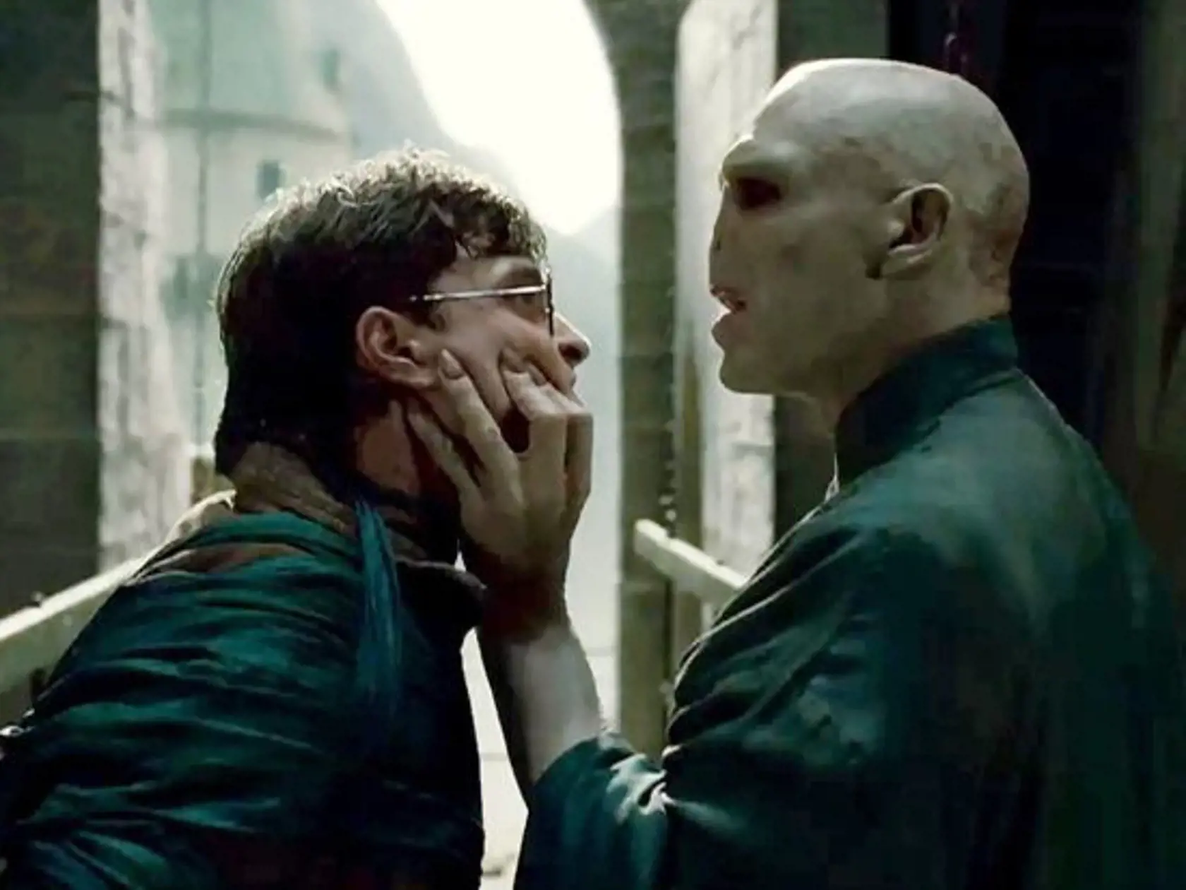 Preklady mena Tom Marvolo Riddle museli byť prispôsobené rôznym jazykom, aby bolo možné vytvoriť vhodný anagram. V španielčine sa meno mení na „Tom Sorvolo Ryddle", v ktorom sa skrýva "Soy Lord Voldemort". Podobným spôsobom bolo k prekladu pristupované aj v ostatných jazykoch.